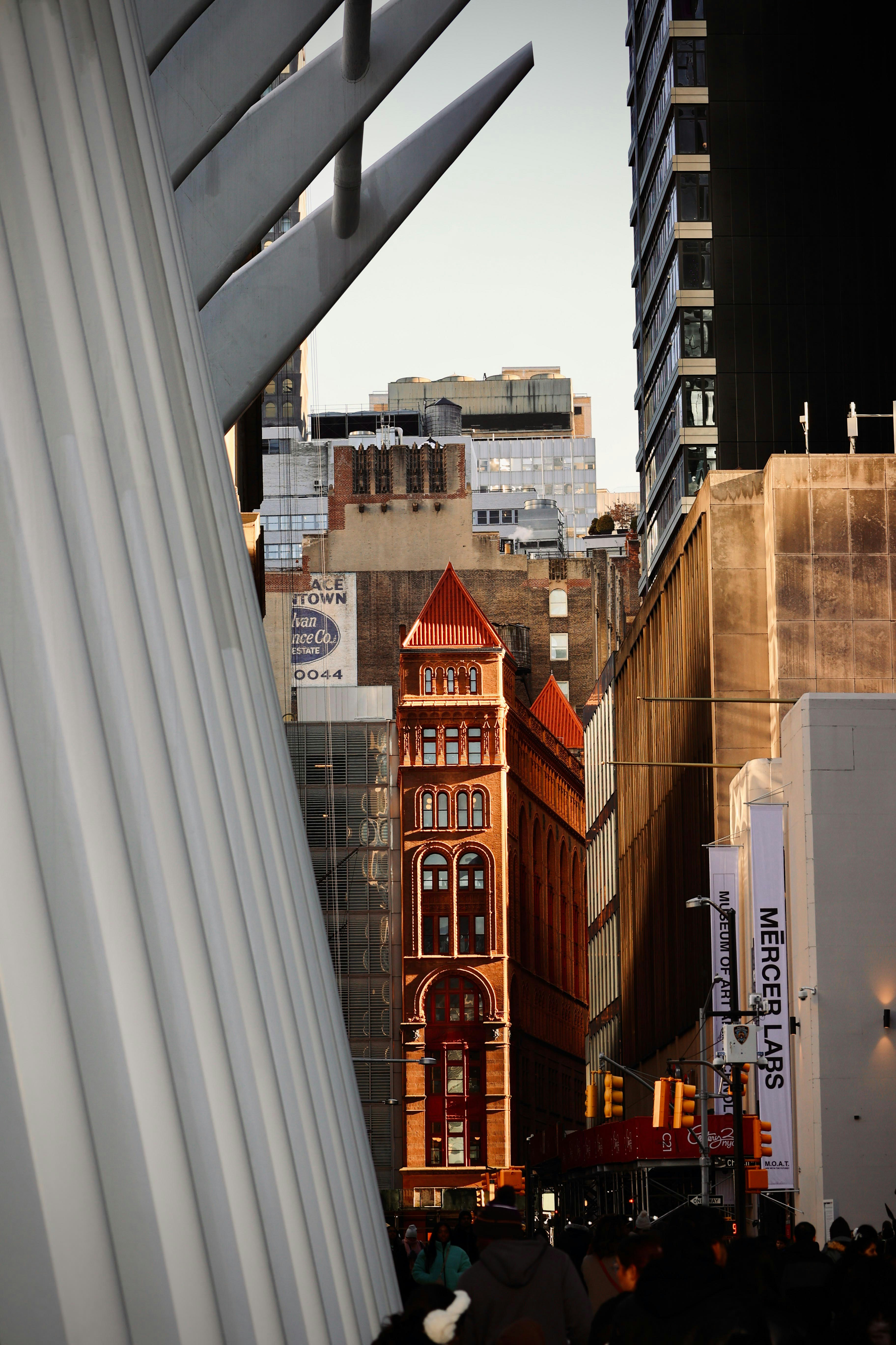 Hohes, schmale Gebäude zwischen modernen Bauwerken