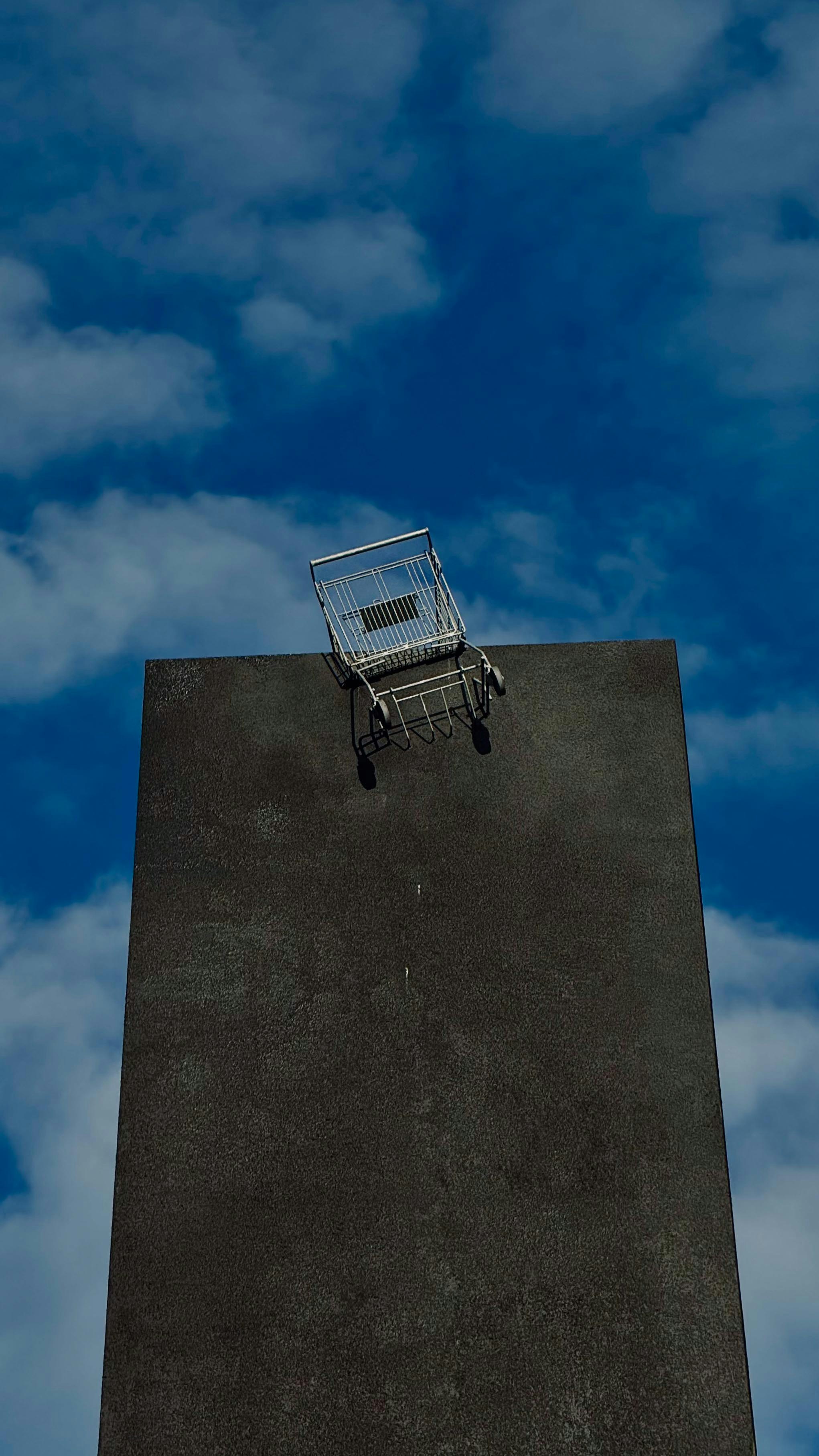 Caddie de courses sur une haute structure en béton contre le ciel