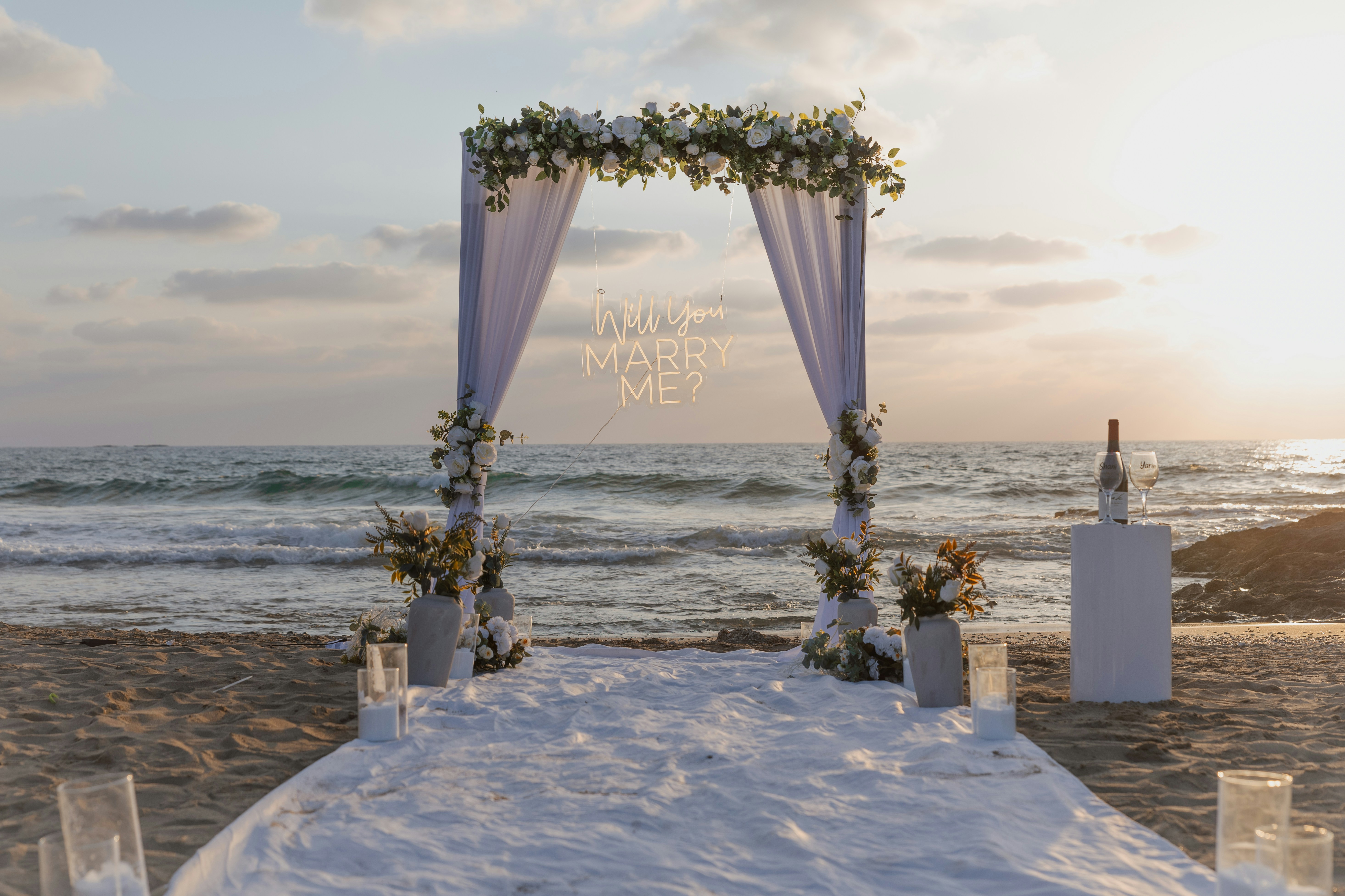 Wedding ceremony aisle, bokeh lights, ilustrasi artikel Embrace the Moment: Why an Unplugged Wedding Ceremony Might Be Right for You 4