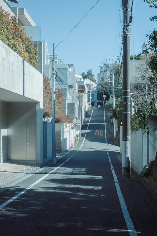 日本住宅區沒有中央線的狹窄巷道，兩側是民宅與電線桿