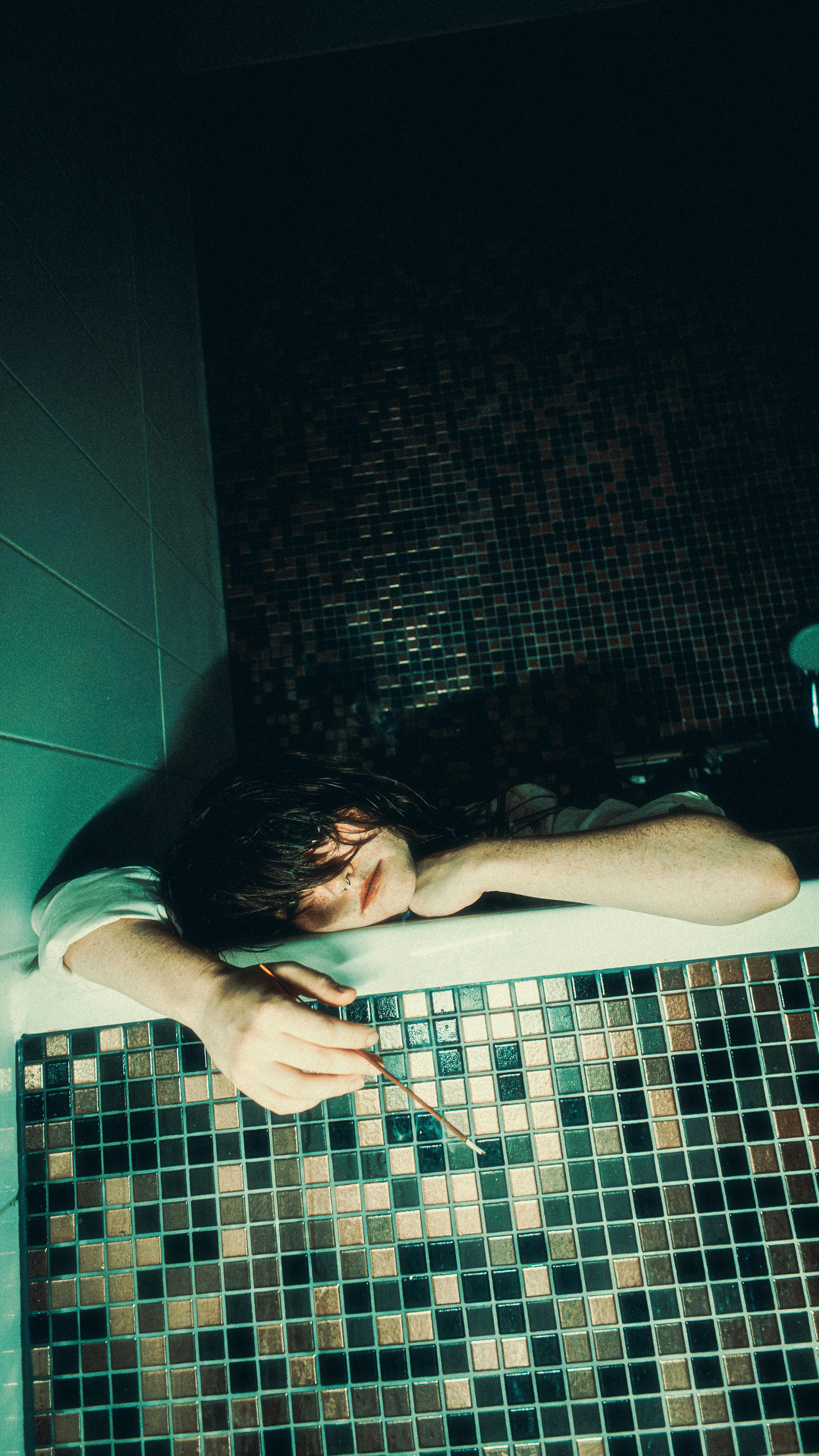 A person's head with tangled thoughts inside.