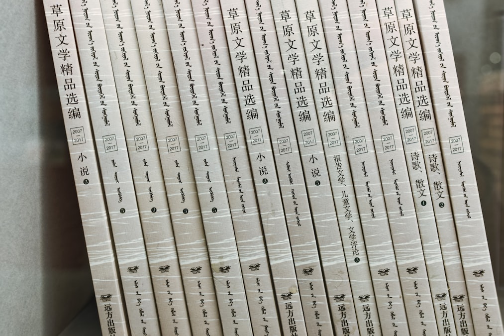 本棚に並ぶシリーズ本のコレクション