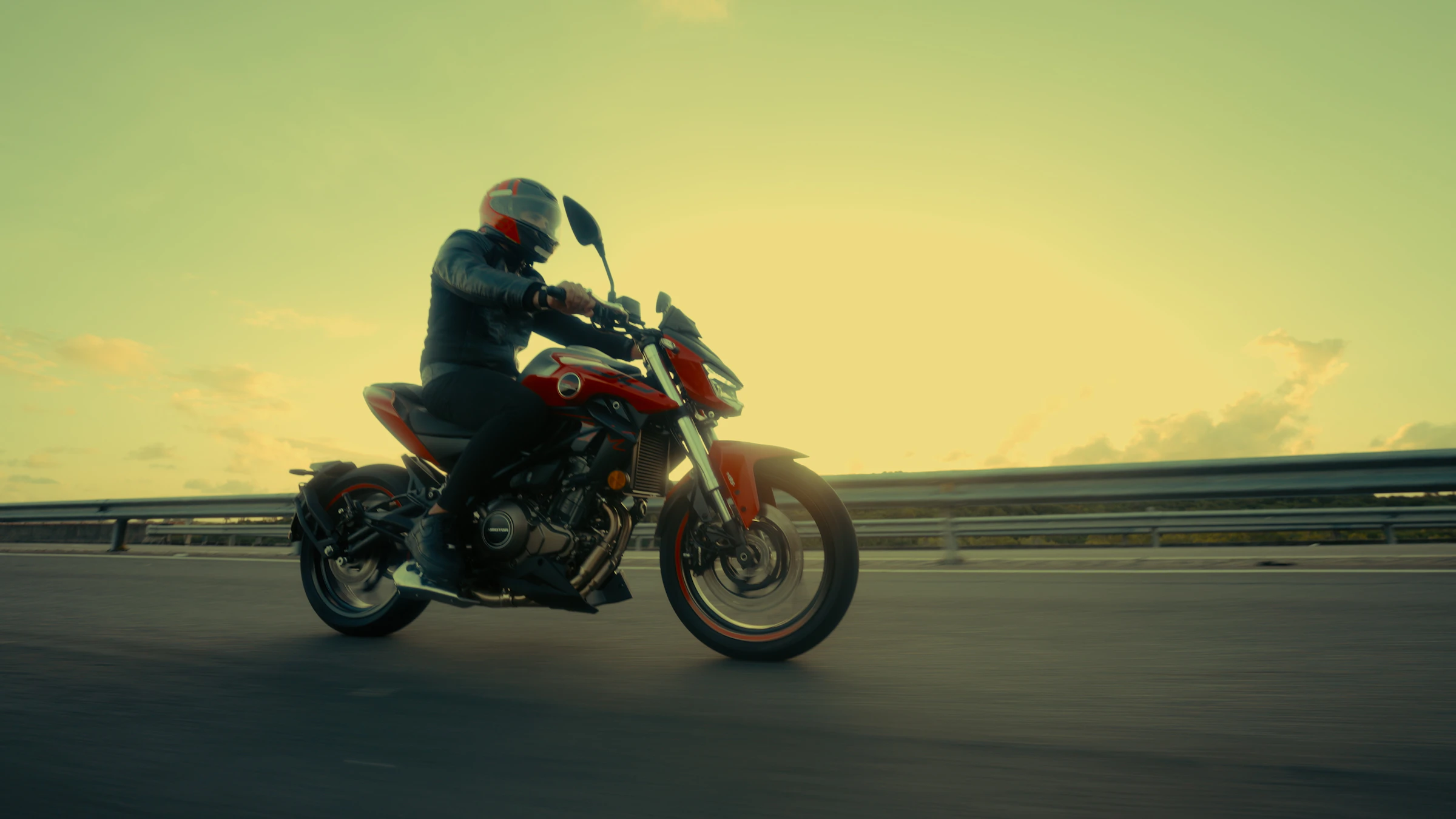 Motard fatigué sur autoroute, lumière crépusculaire