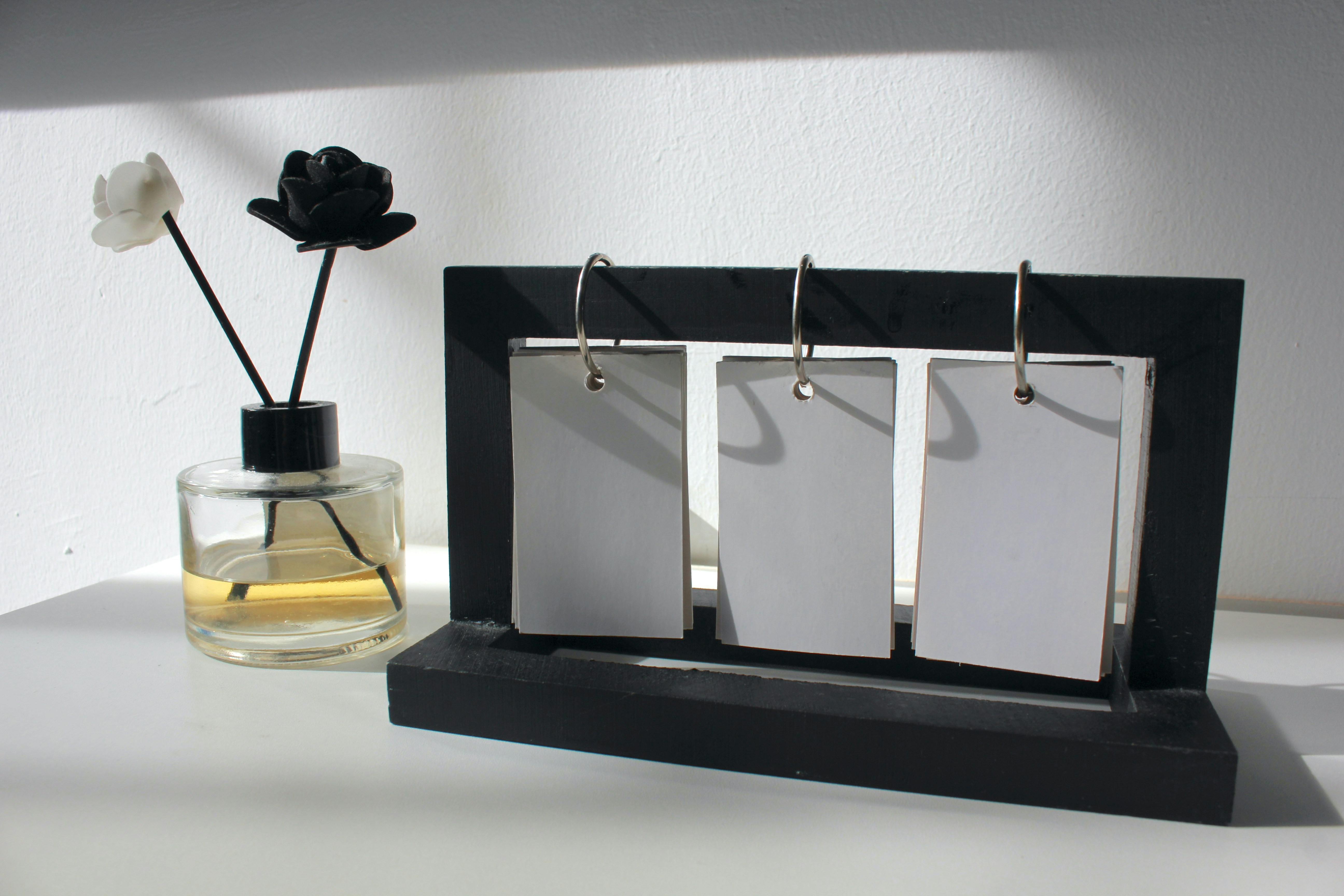 Black frame with three blank cards and diffuser