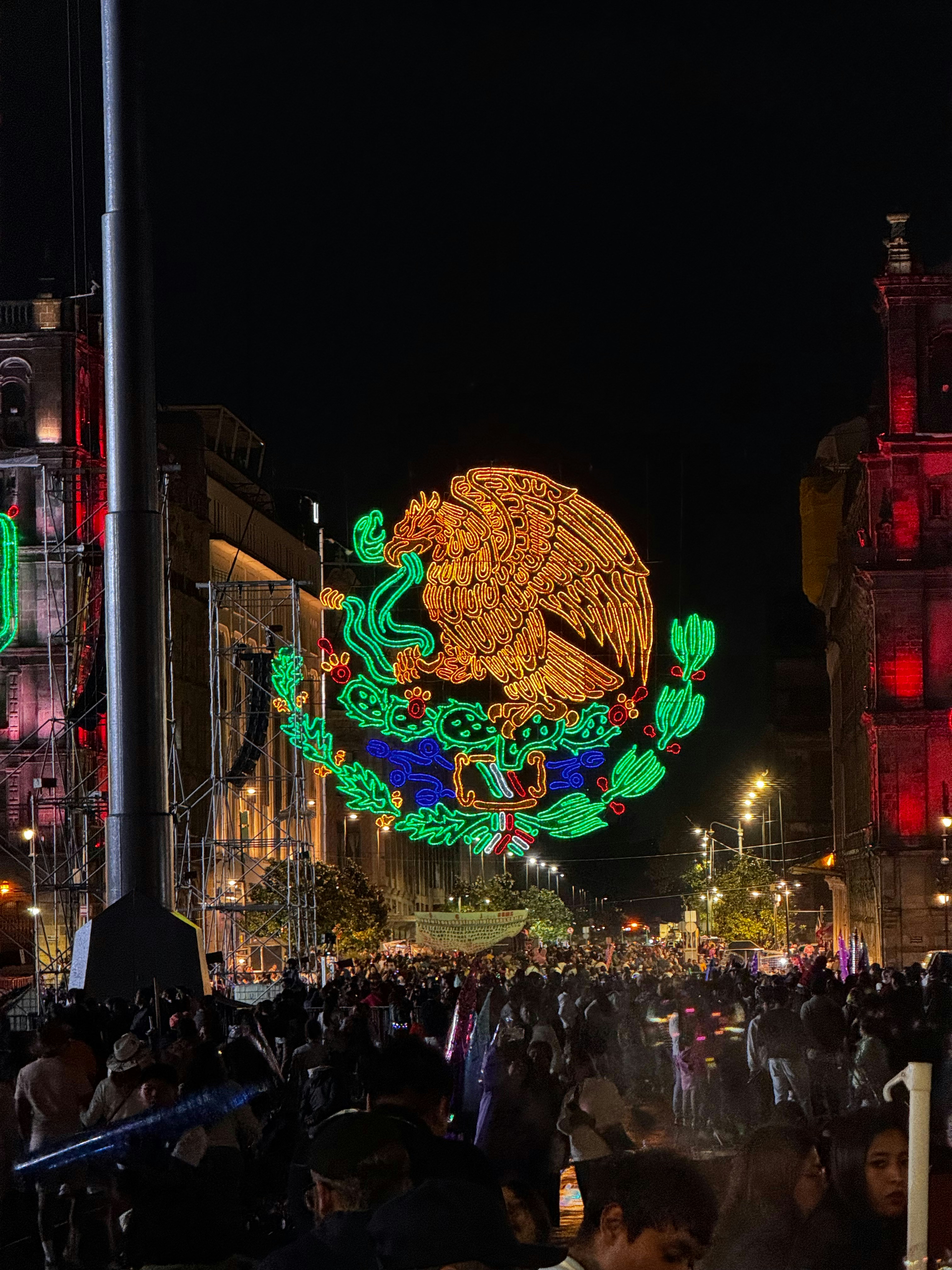 Gran decoración iluminada de la bandera mexicana por la noche
