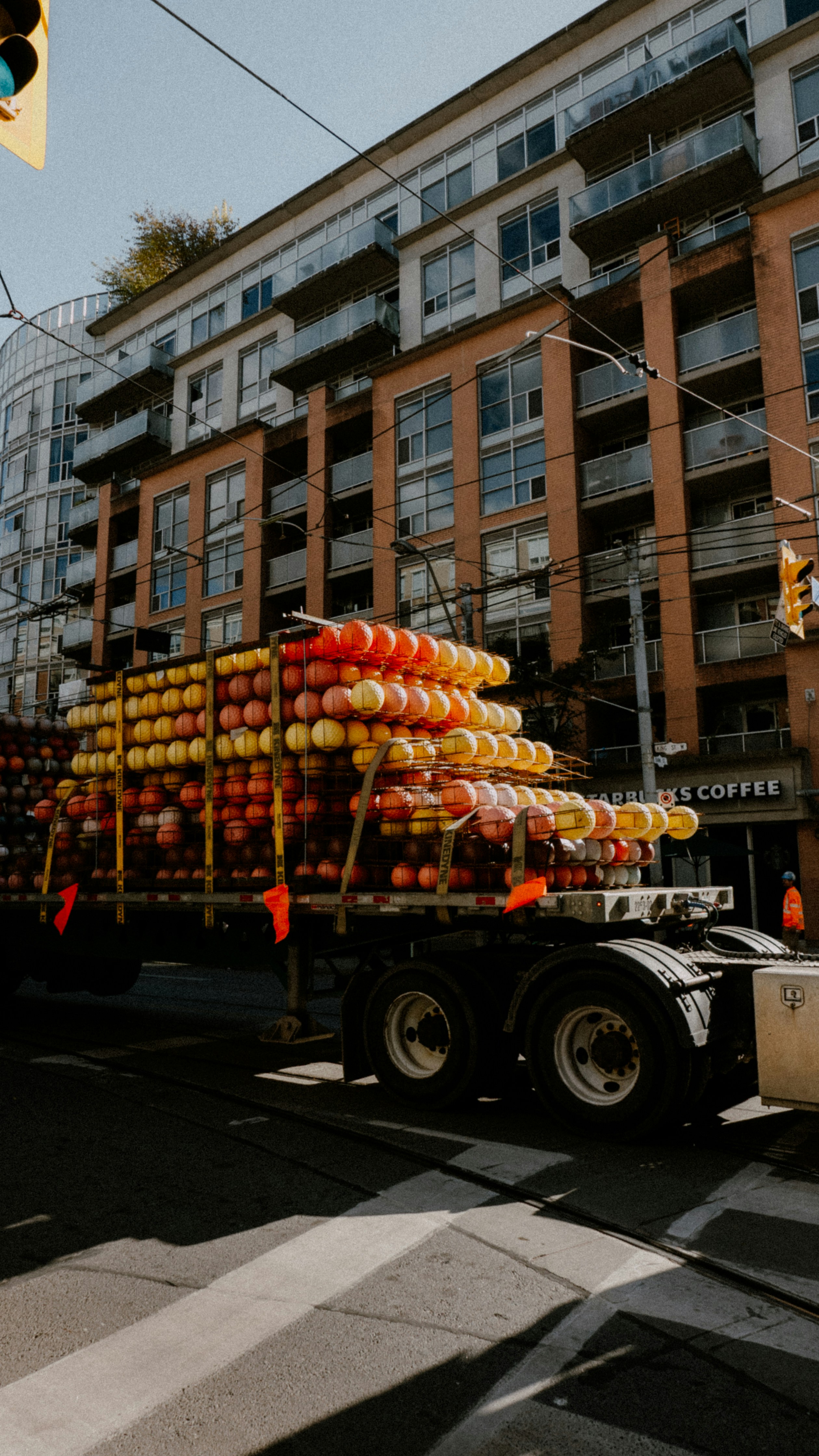 Camión cargado con muchas esferas rojas y amarillas