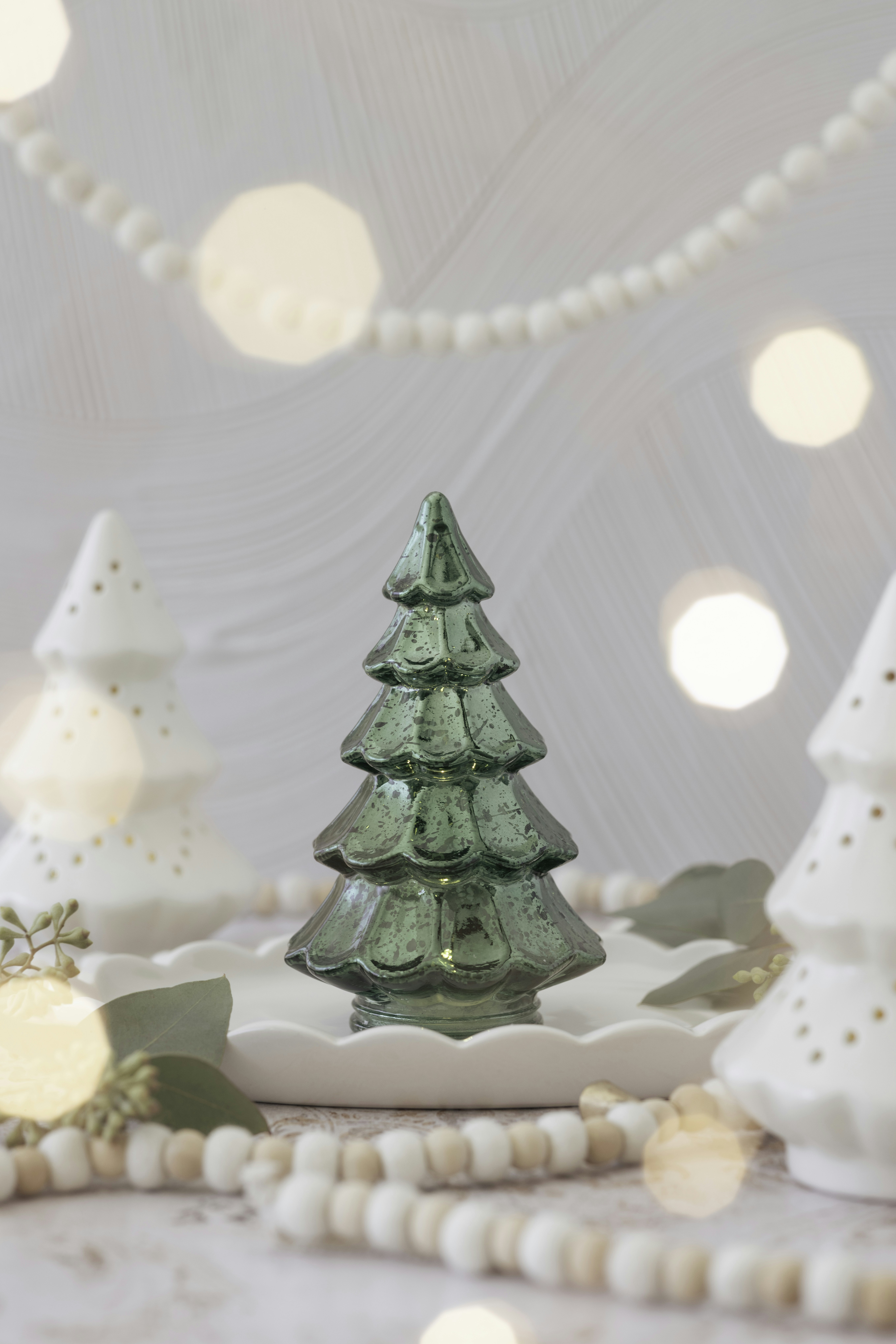 Un árbol de Navidad verde hecho de dados foto – Imagen de Navidad gratuita  en Unsplash, image size:3000x4498