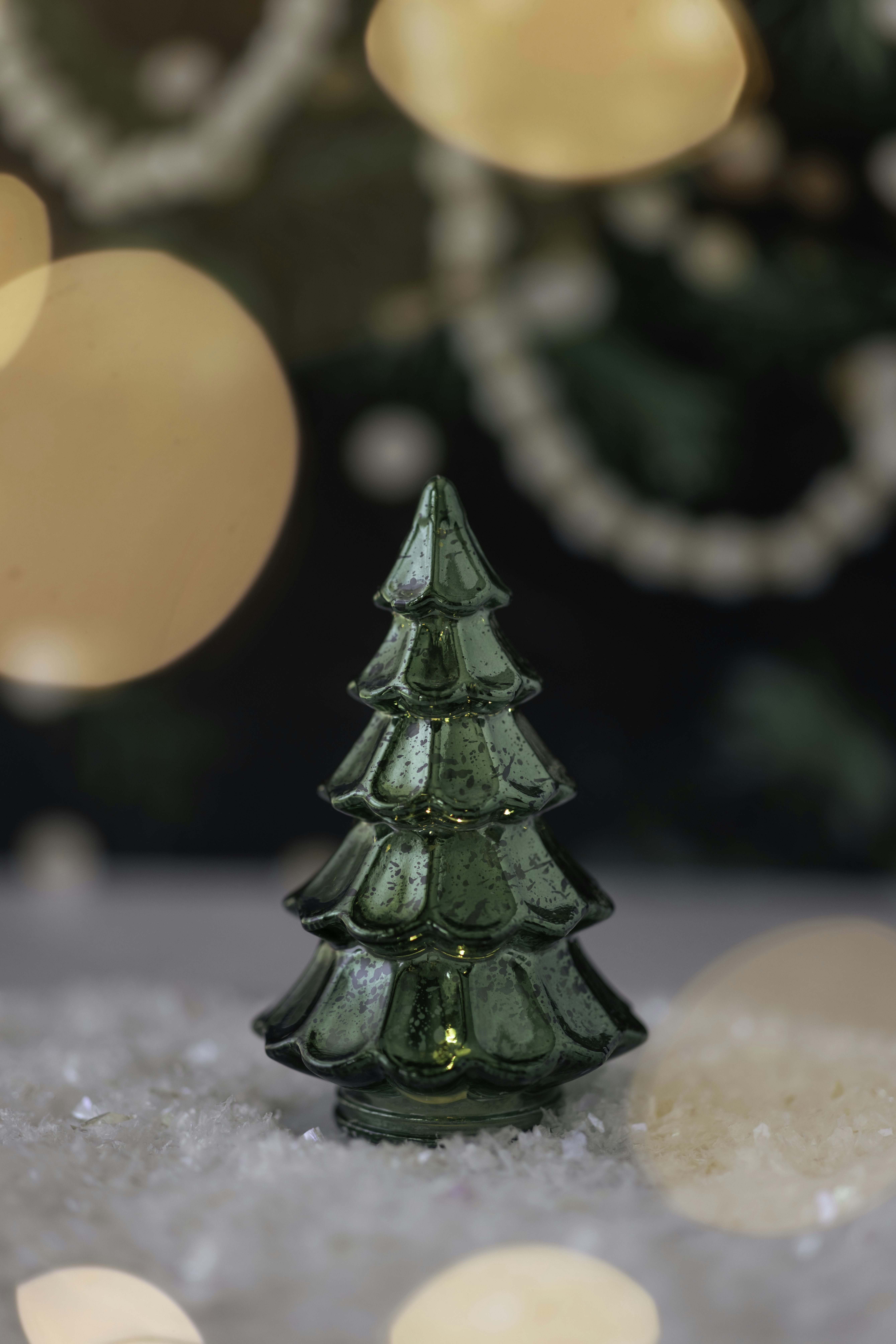 Un árbol de Navidad verde hecho de dados foto – Imagen de Navidad gratuita  en Unsplash, image size:3000x4498