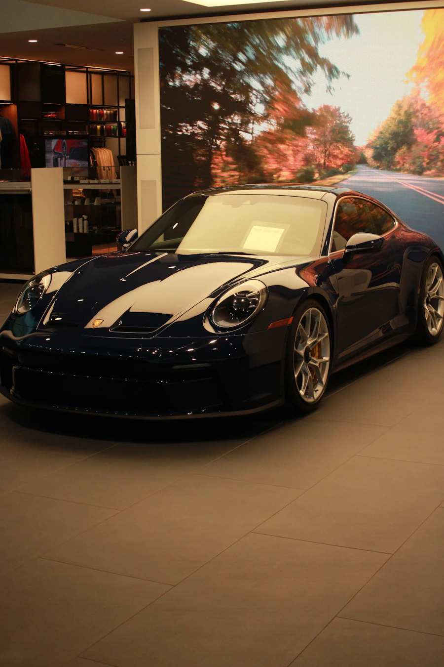 Porsche azul escuro em exposição