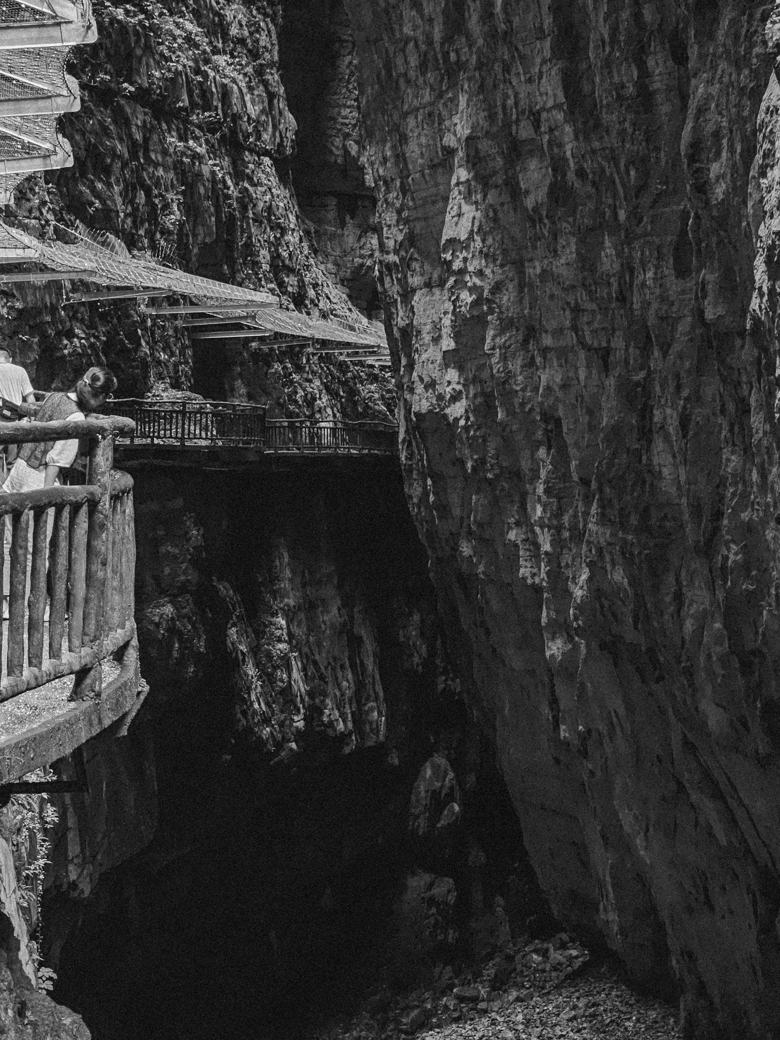 Passerelle en bois accrochée à la paroi d'une gorge rocheuse (image d'illustration)