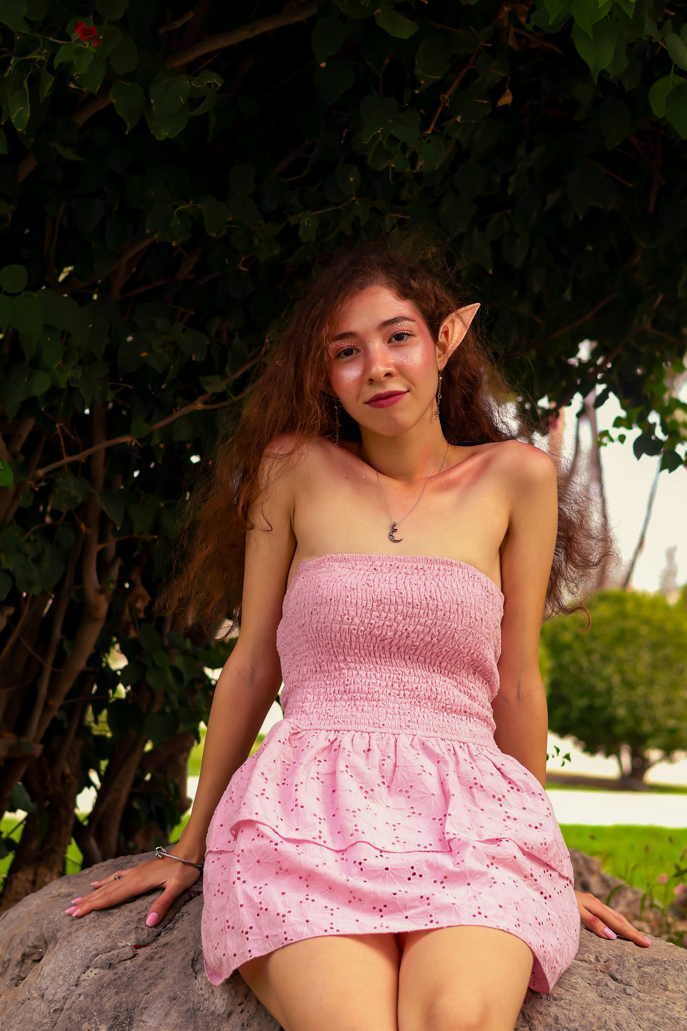 Joven con orejas de elfo y vestido rosa