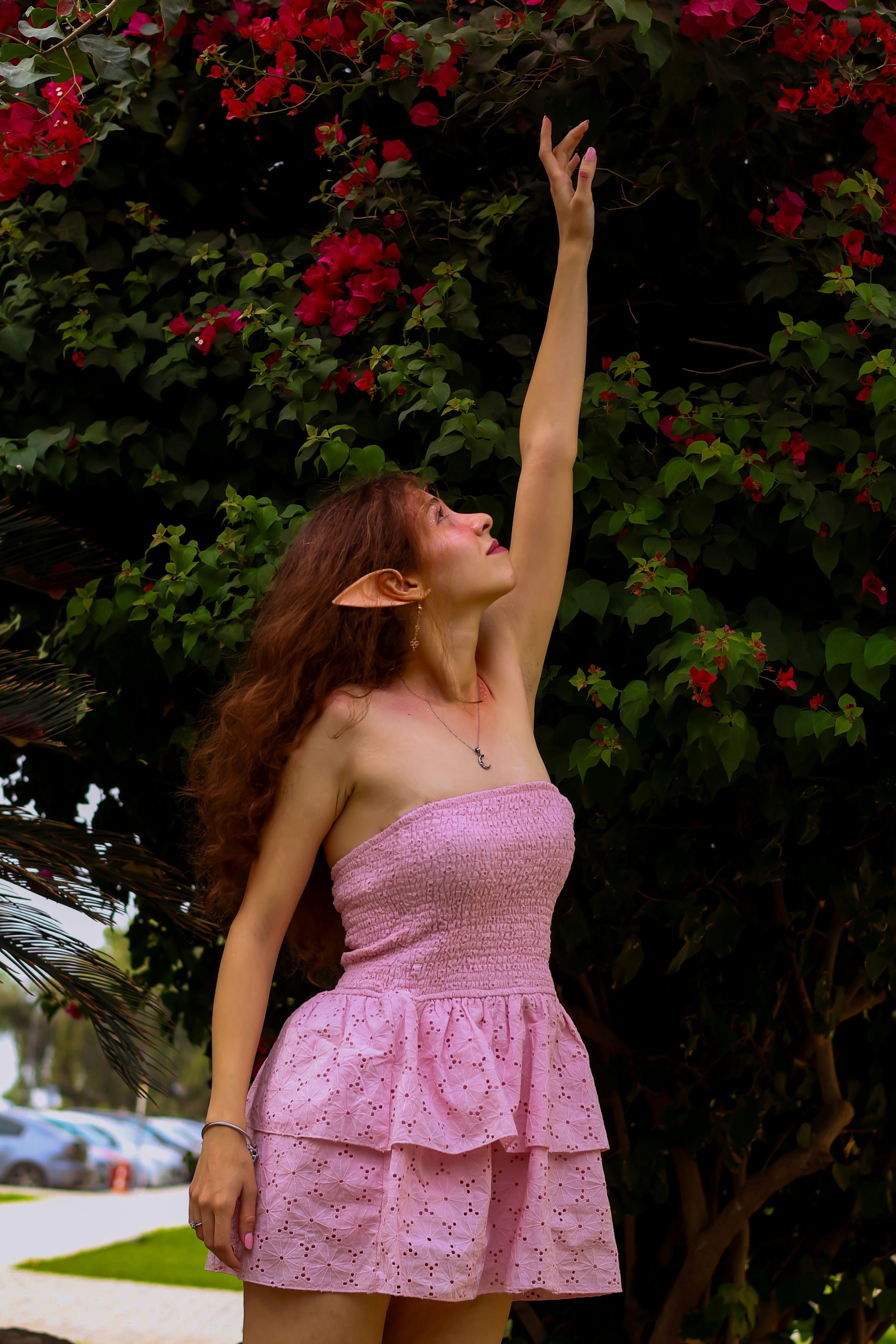 Mujer con orejas de elfo busca flores