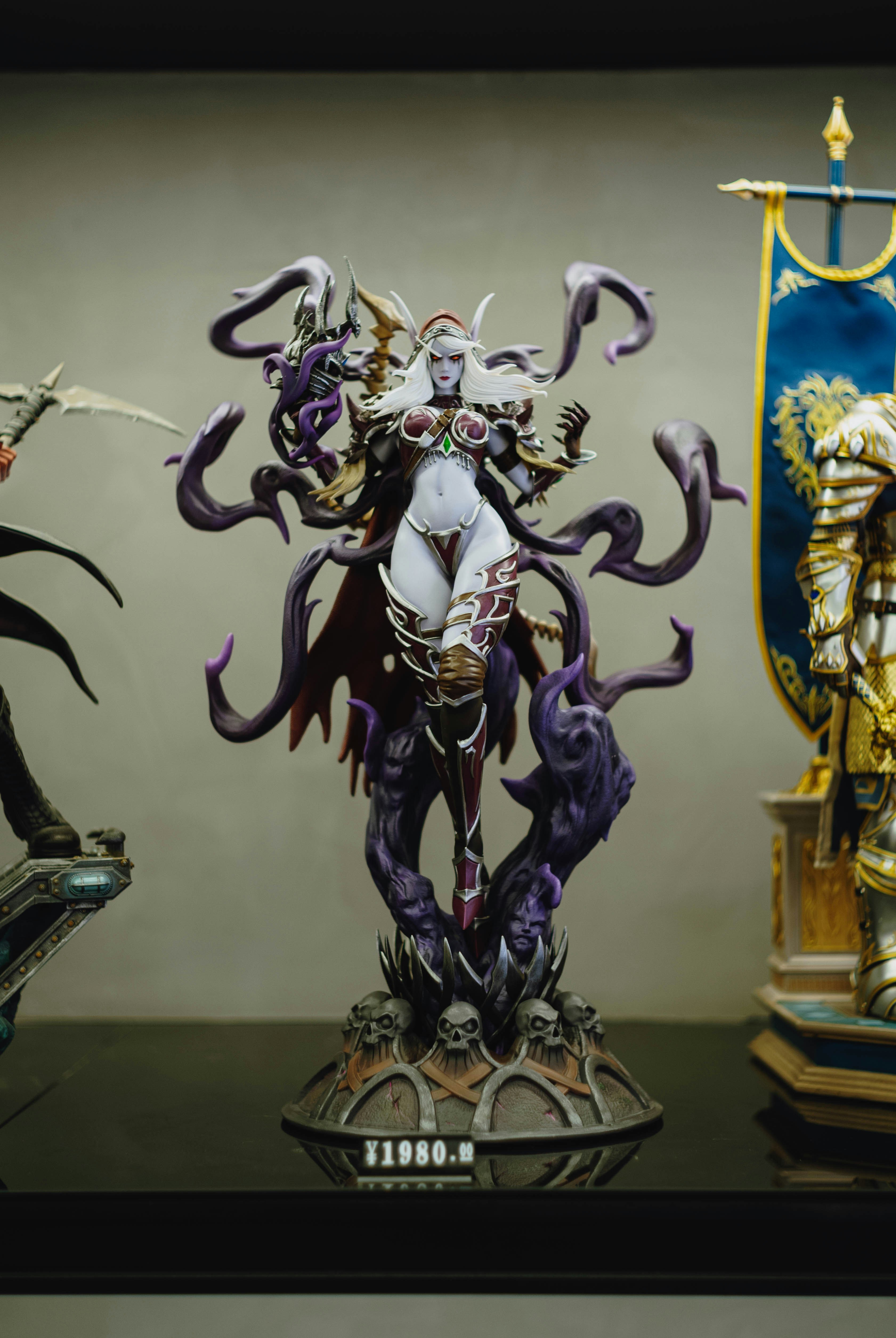 Fantasiefigur mit dunklen, fließenden Elementen und Totenköpfen