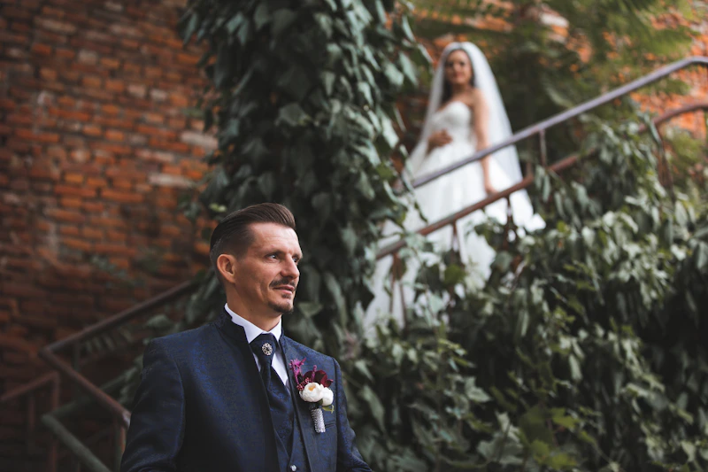 Novio observa a novia subiendo escaleras