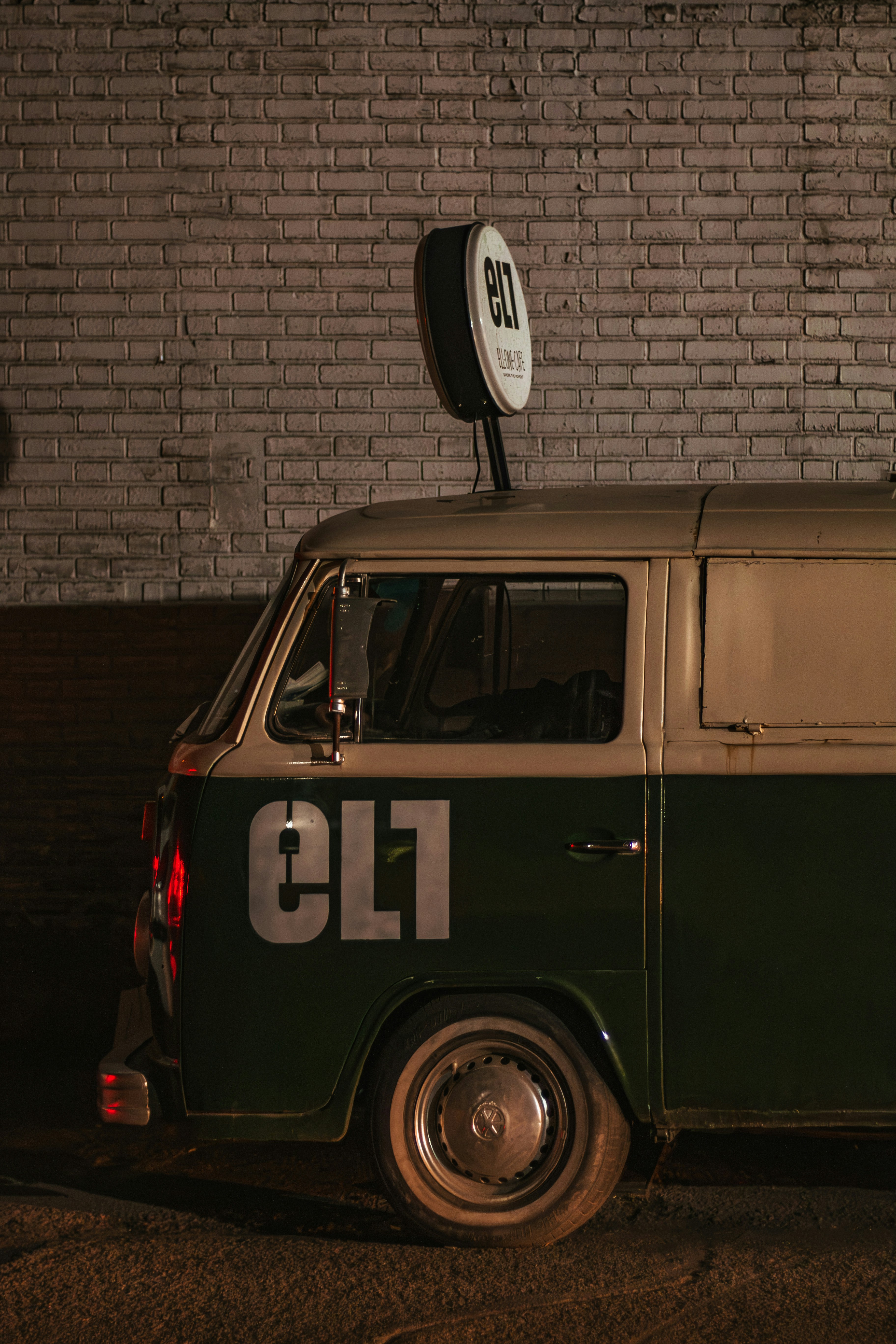 Vintage-Van mit einem Schild oben