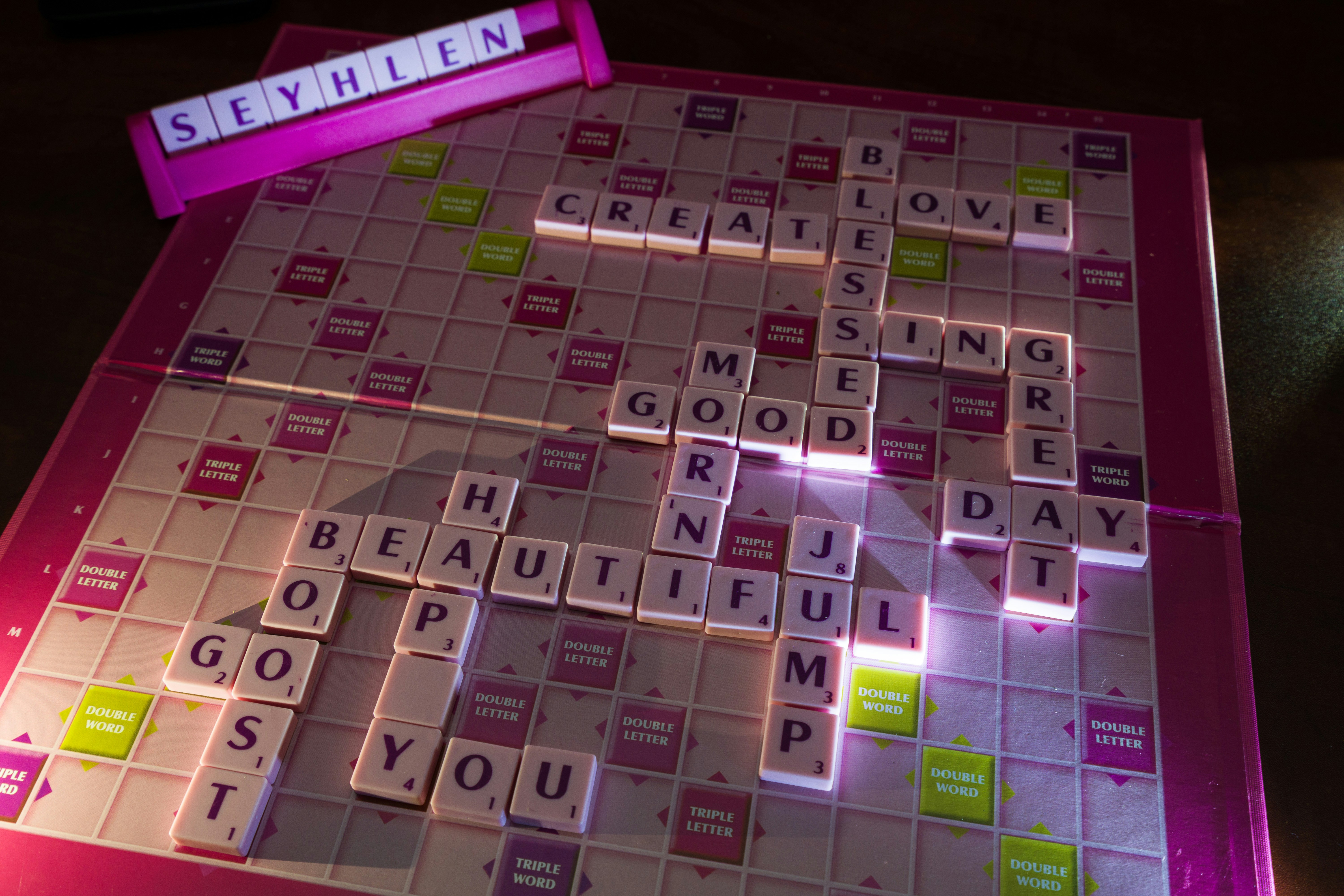 '아름답다'와 '희망' 같은 단어가 적힌 스크래블 보드.