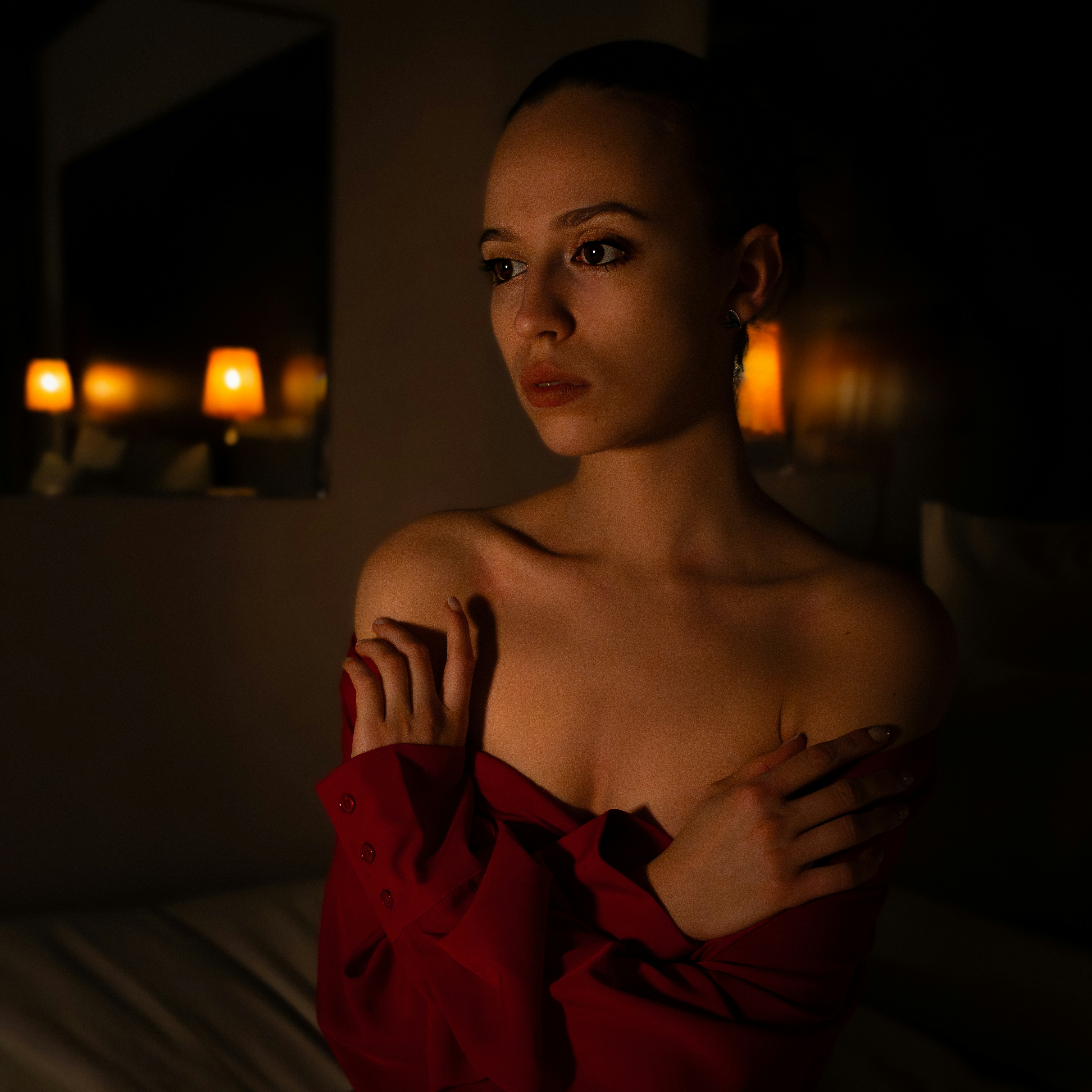 glamorous wallpaper interior, wallpaper, Hollywood Regency Guest Room: Pet-Friendly Luxury 4