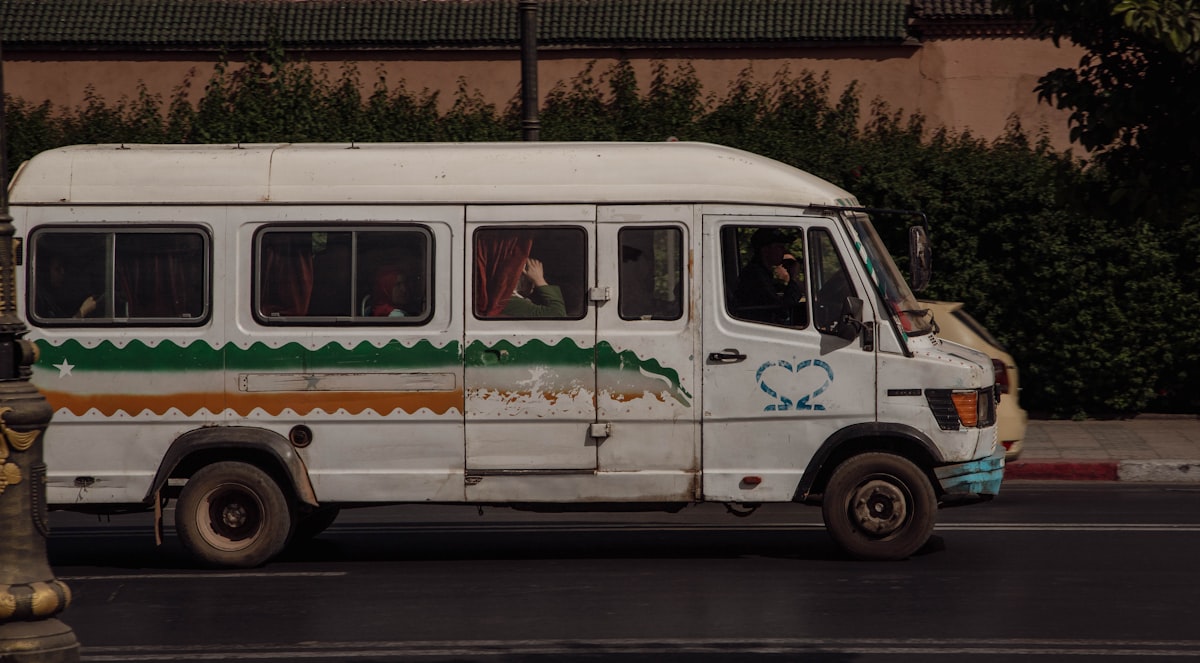 Як вибрати автомобільний мікроавтобус для перевезень: повний гайд 2026
