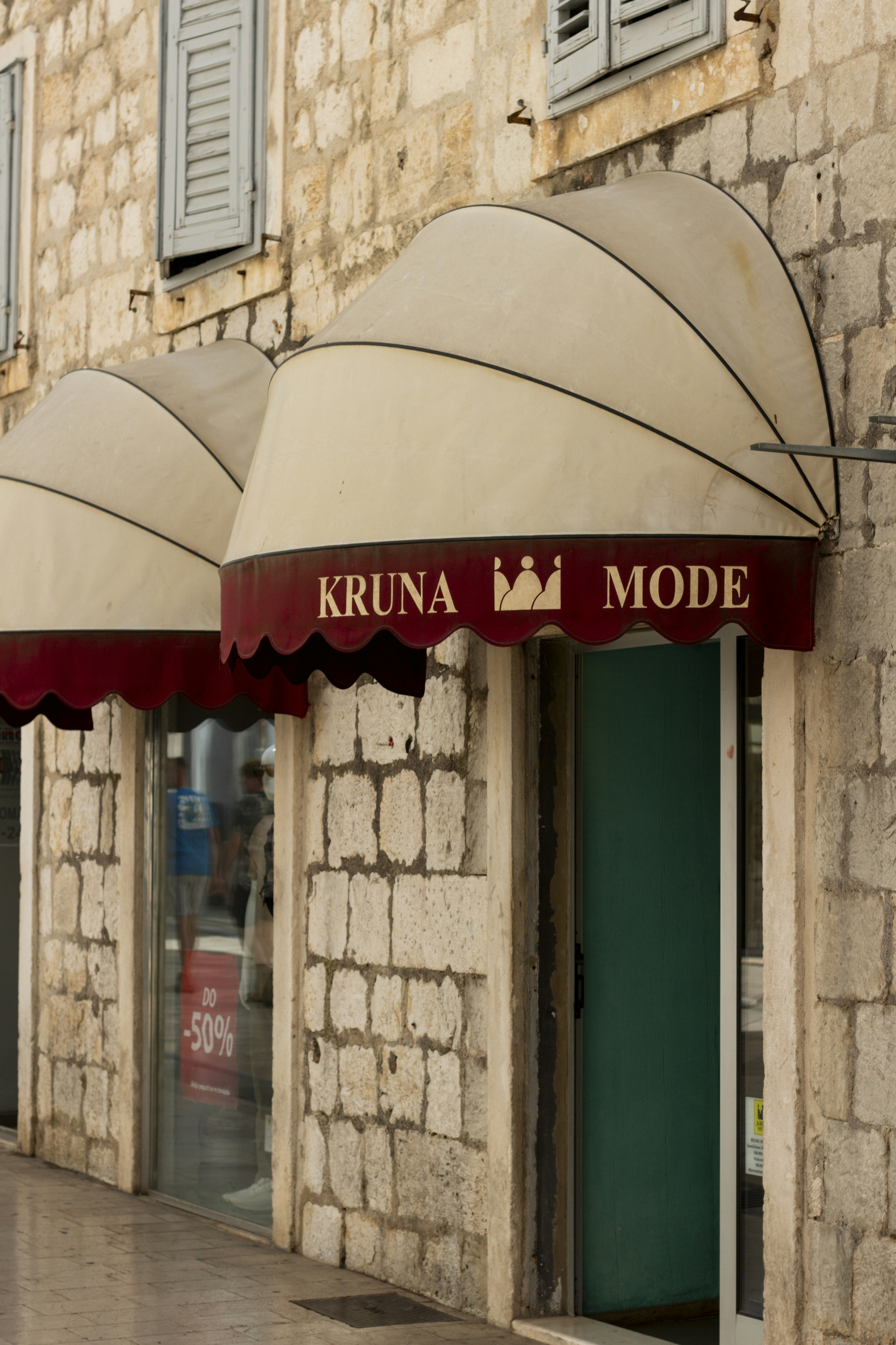 Shop awnings with "kruna mode" text