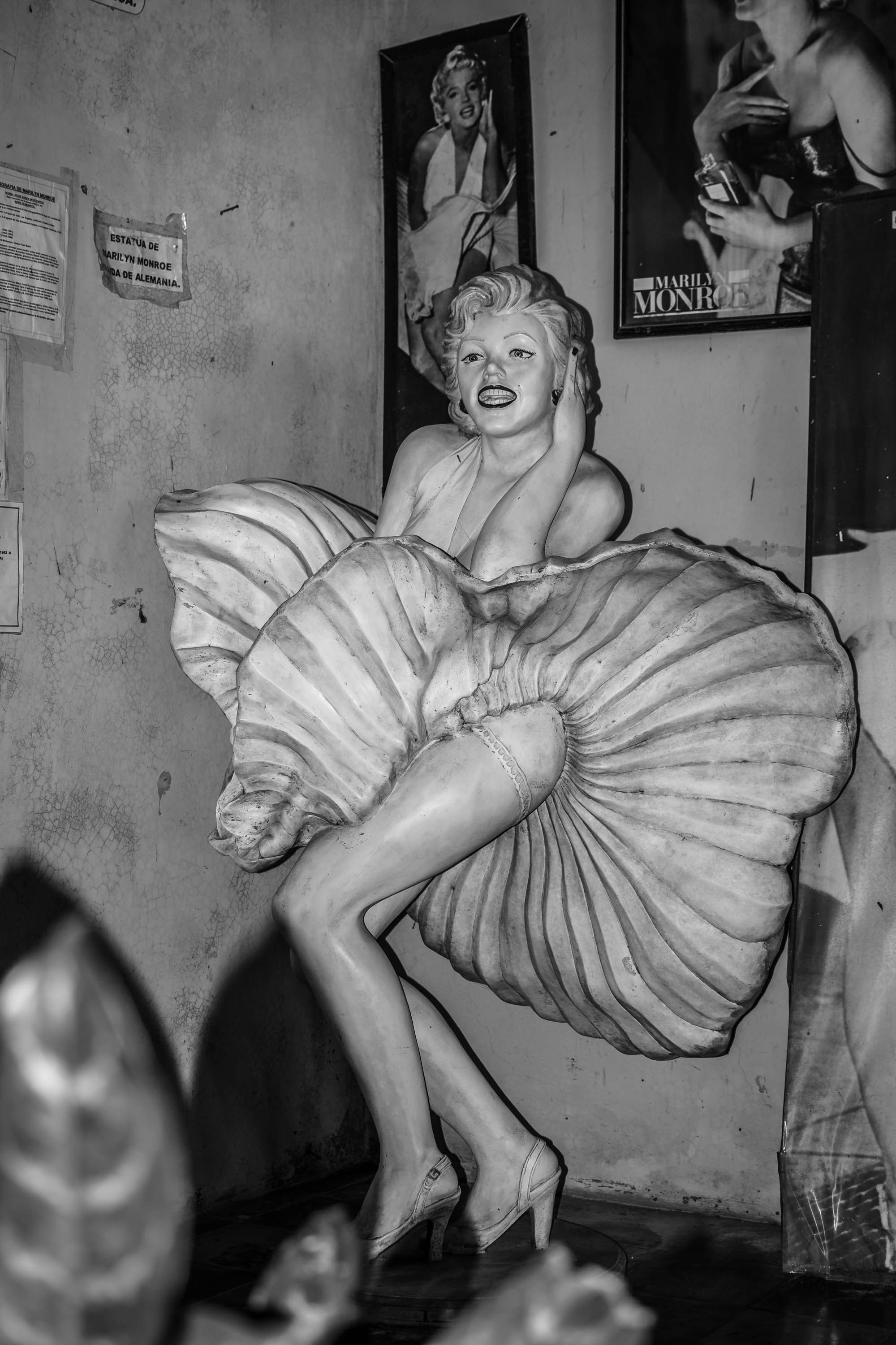 Marilyn monroe statue with skirt blowing up