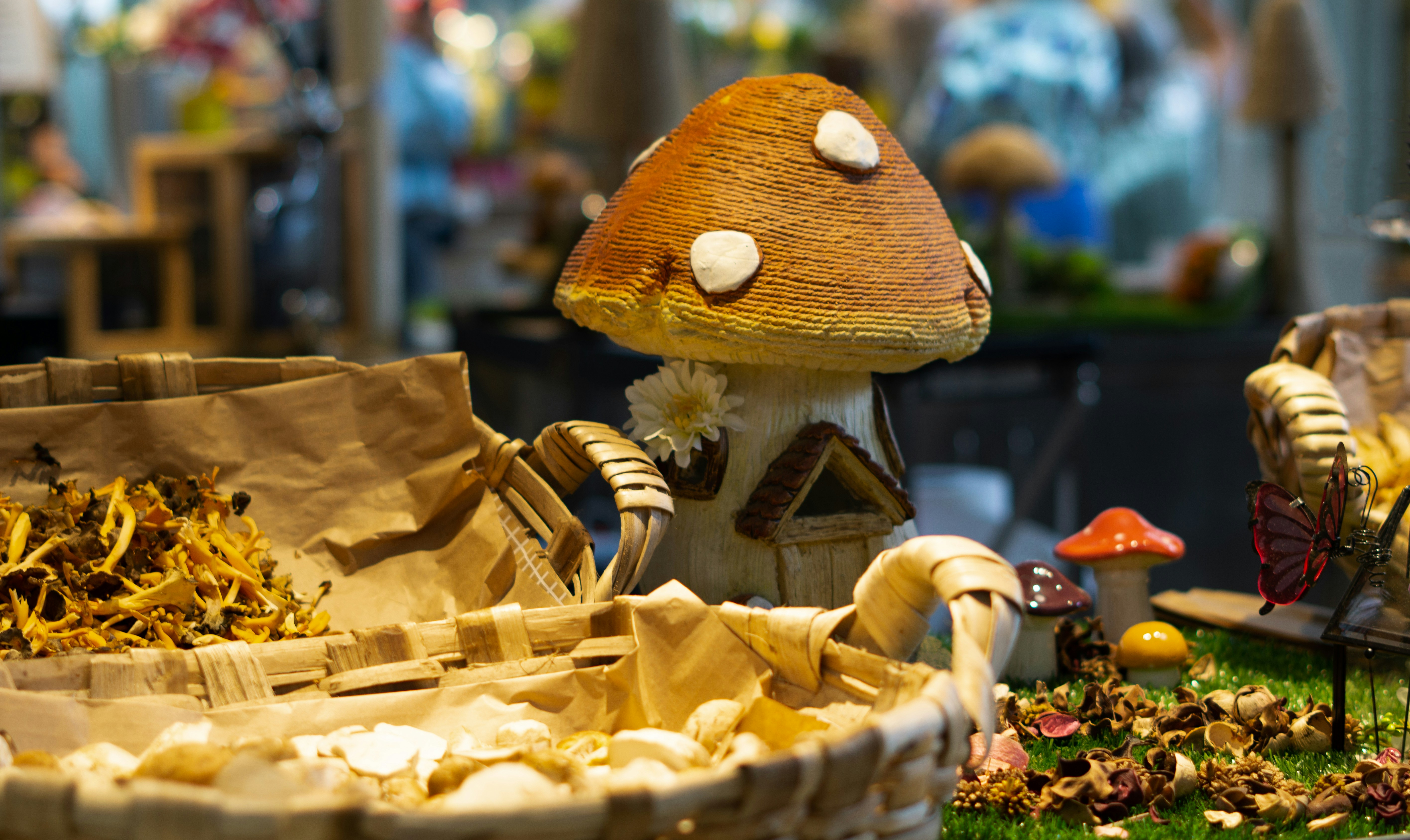 Casa decorativa dei funghi con cesti di cestini di funghi secchi.