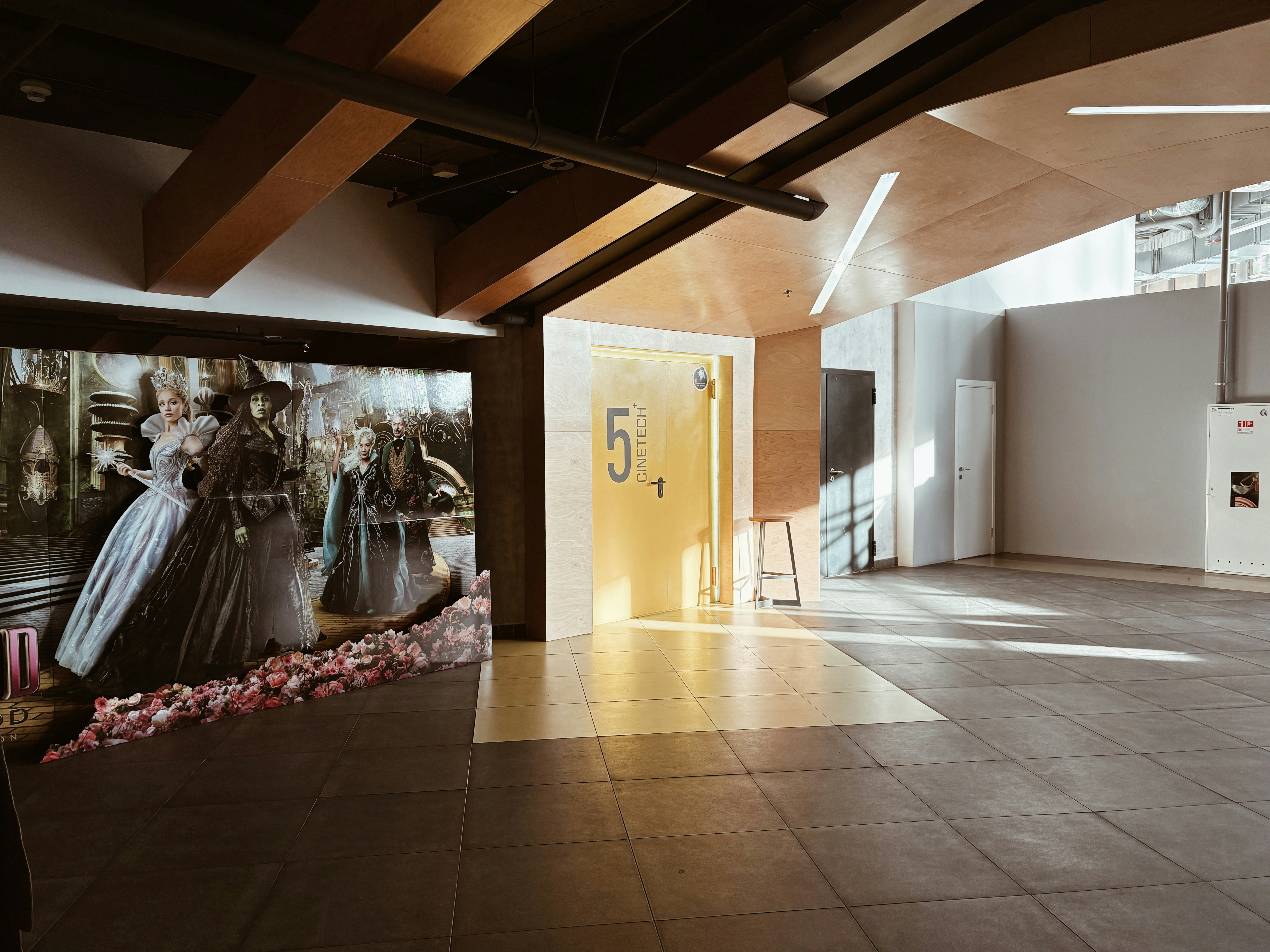 Ausstellungsraum für moderne Kunst mit historischem Wandbild