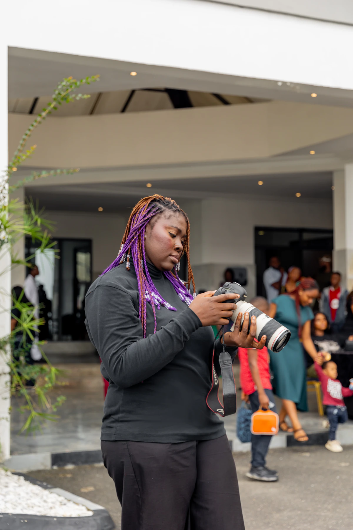 Professional event photographer at work : photography ROI is now measurable through photo delivery analytics