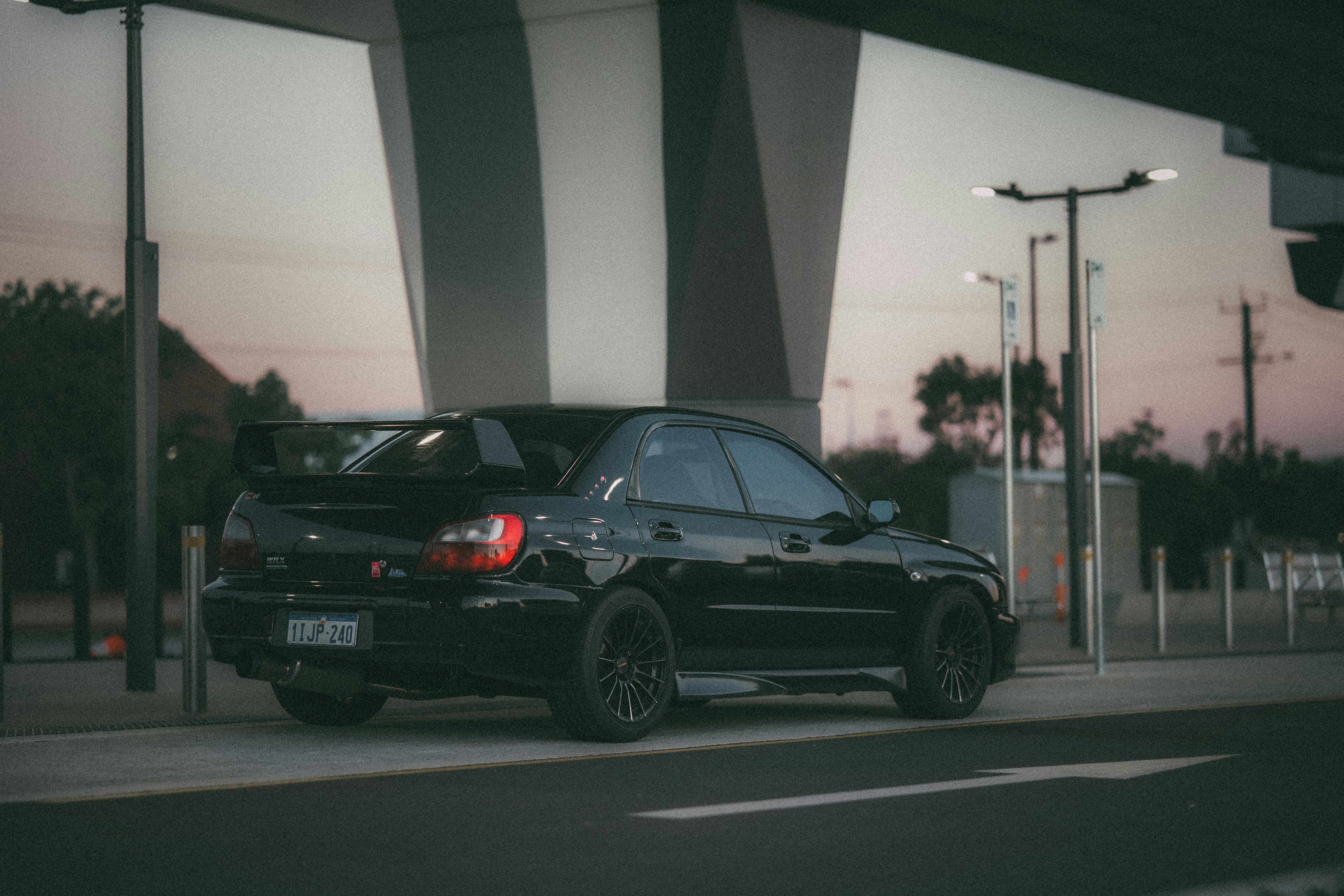 Schwarzer Subaru WRX STI in der City Street geparkt