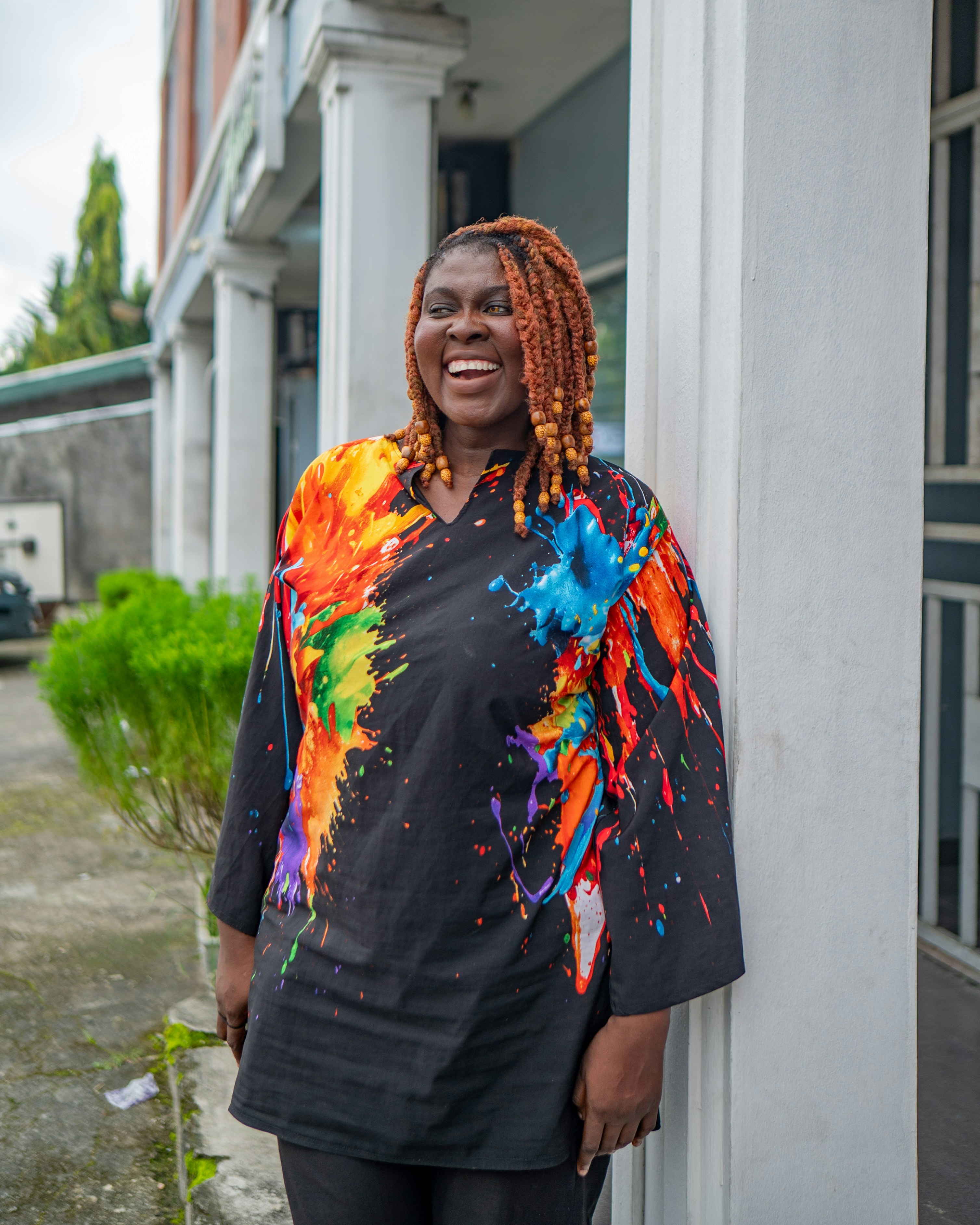 Renkli desenli gömlekle gülen kadın - eğlenceli moda ifadesi