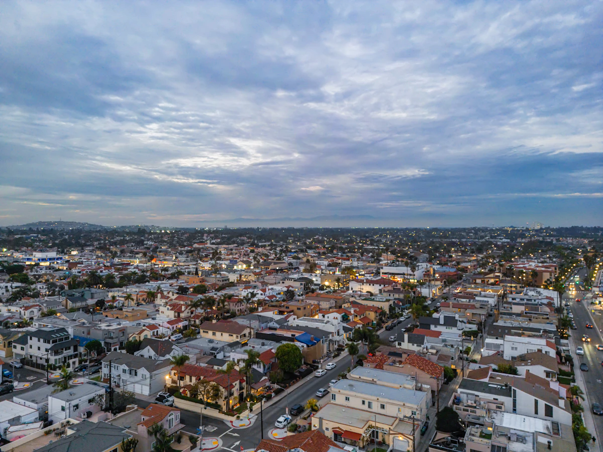 Bairro residencial visto do alto ao entardecer