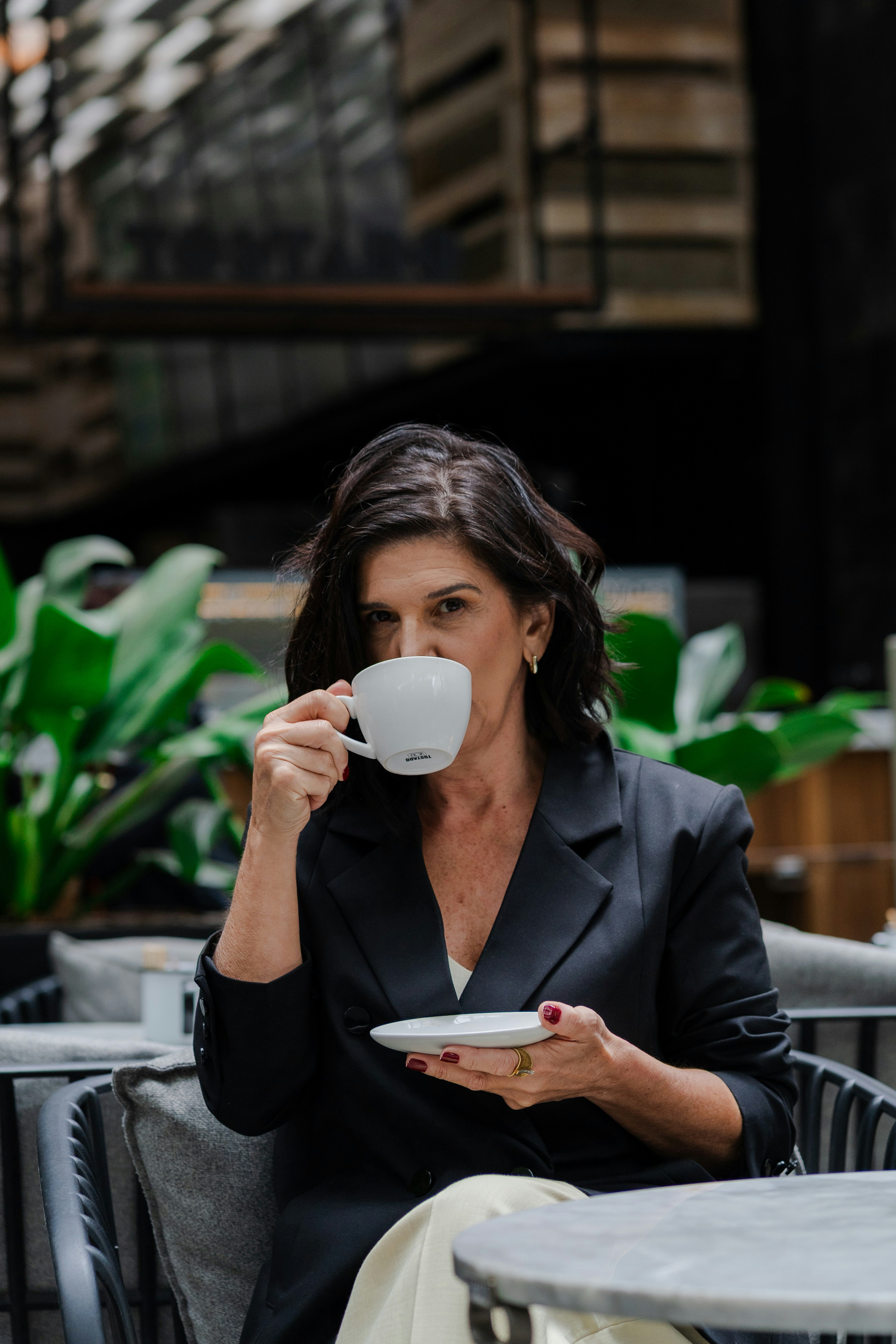 Frau trinkt Kaffee anstatt Wein