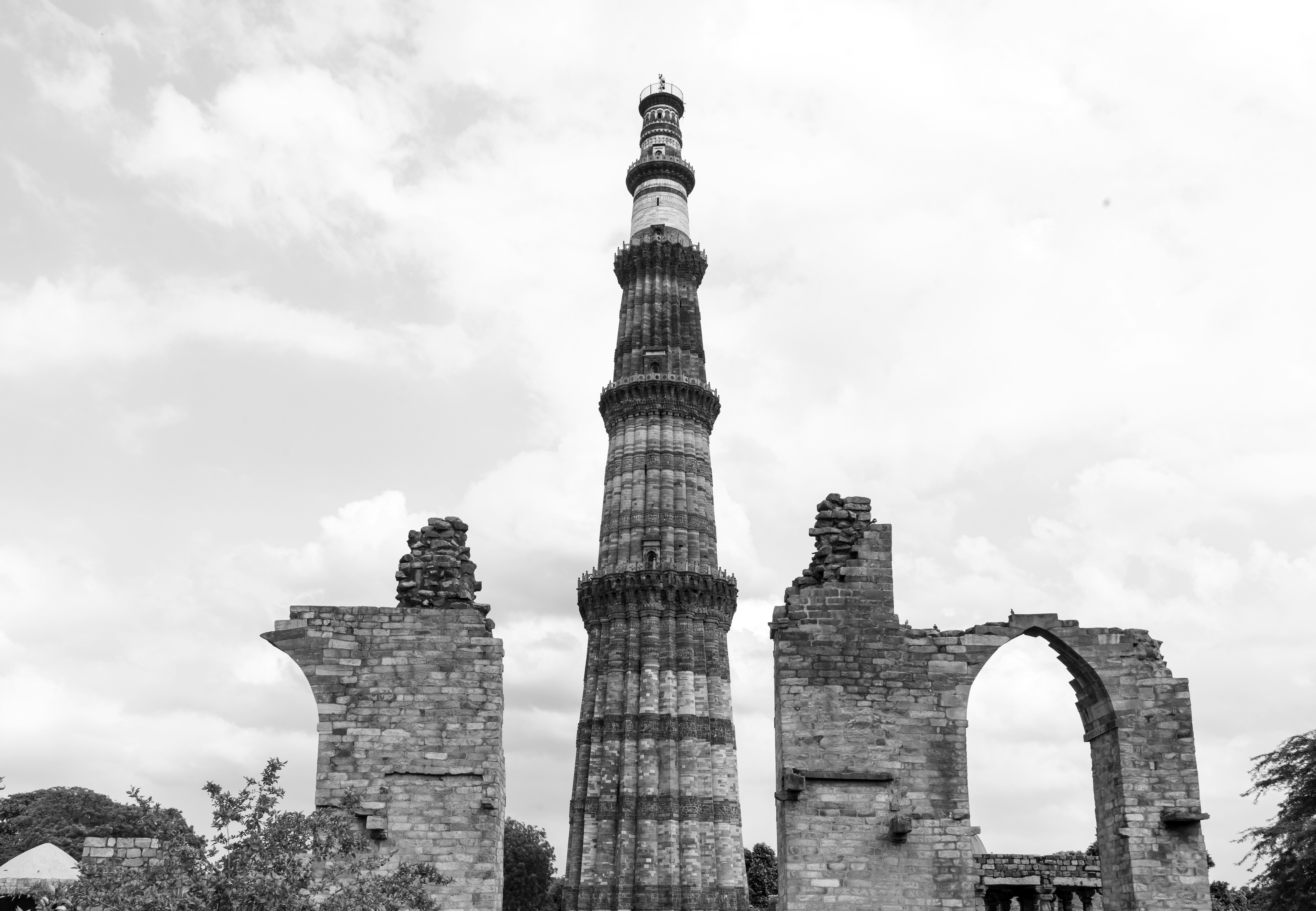 विंटेज शैली में टी.पी. सिंह की एक ब्लैक एंड व्हाइट तस्वीर, जिसमें वे गंभीर मुद्रा में मेज पर बैठे कुछ लिख रहे हैं।