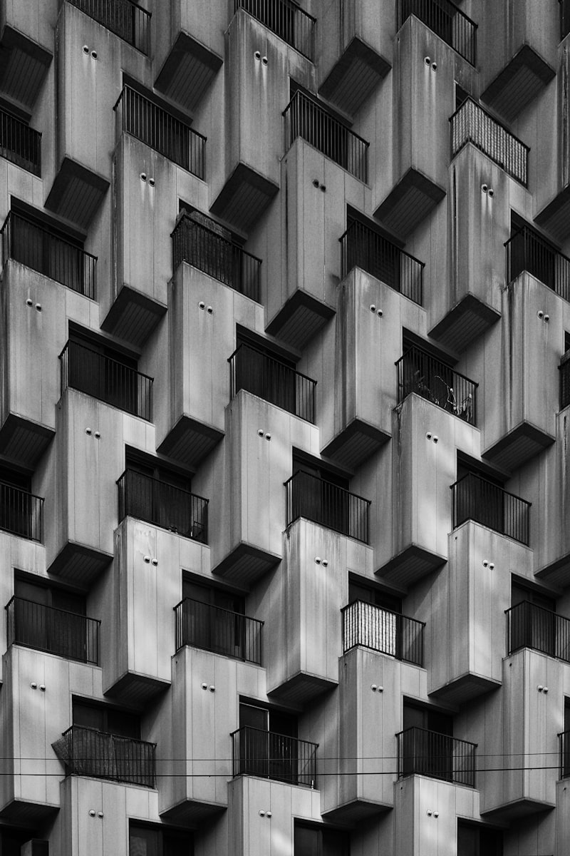 Fassade eines Wohngebäudes mit rhythmischen Balkonen