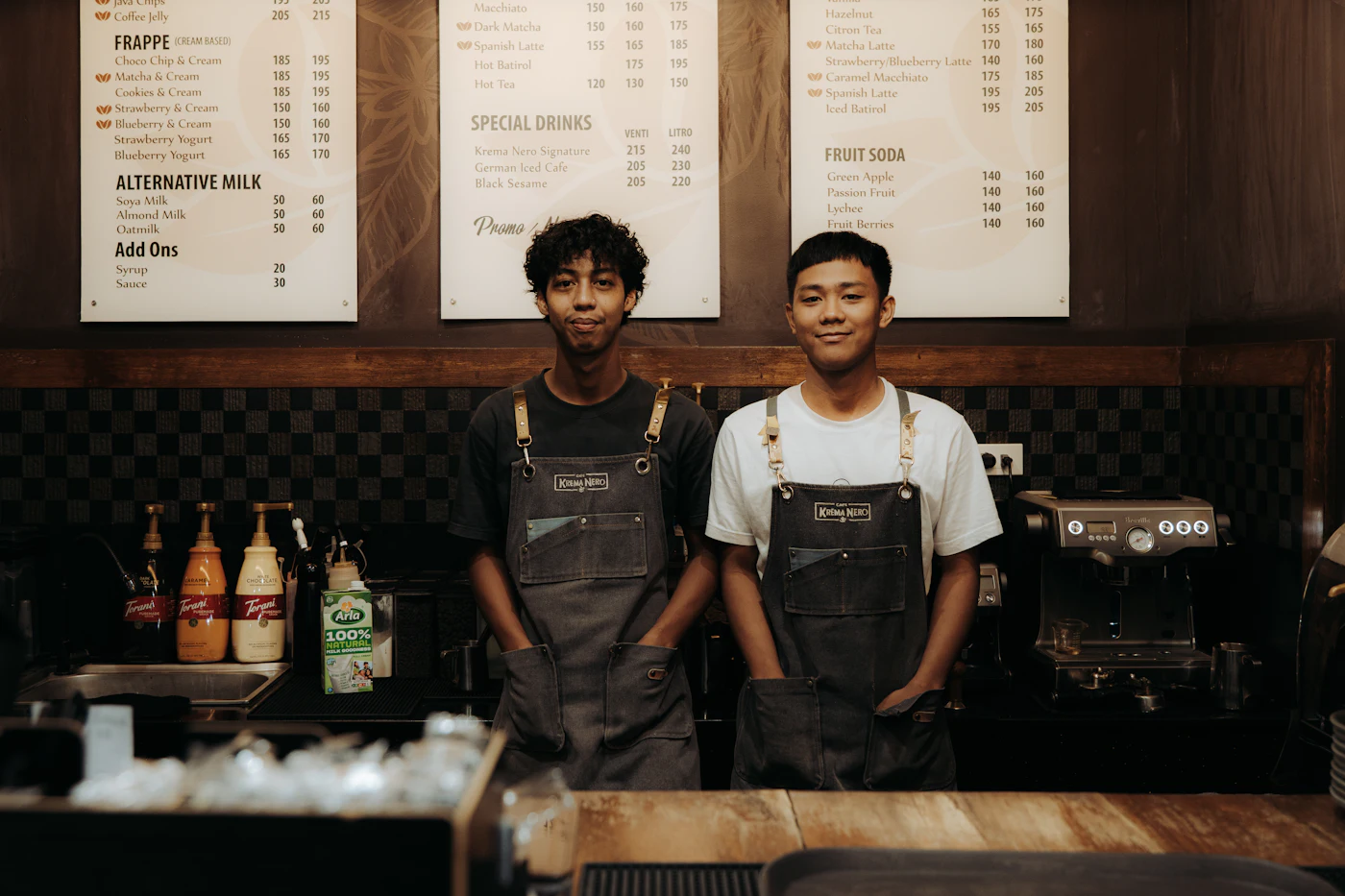 บาริสต้าทำงานหลังเคาน์เตอร์ร้าน