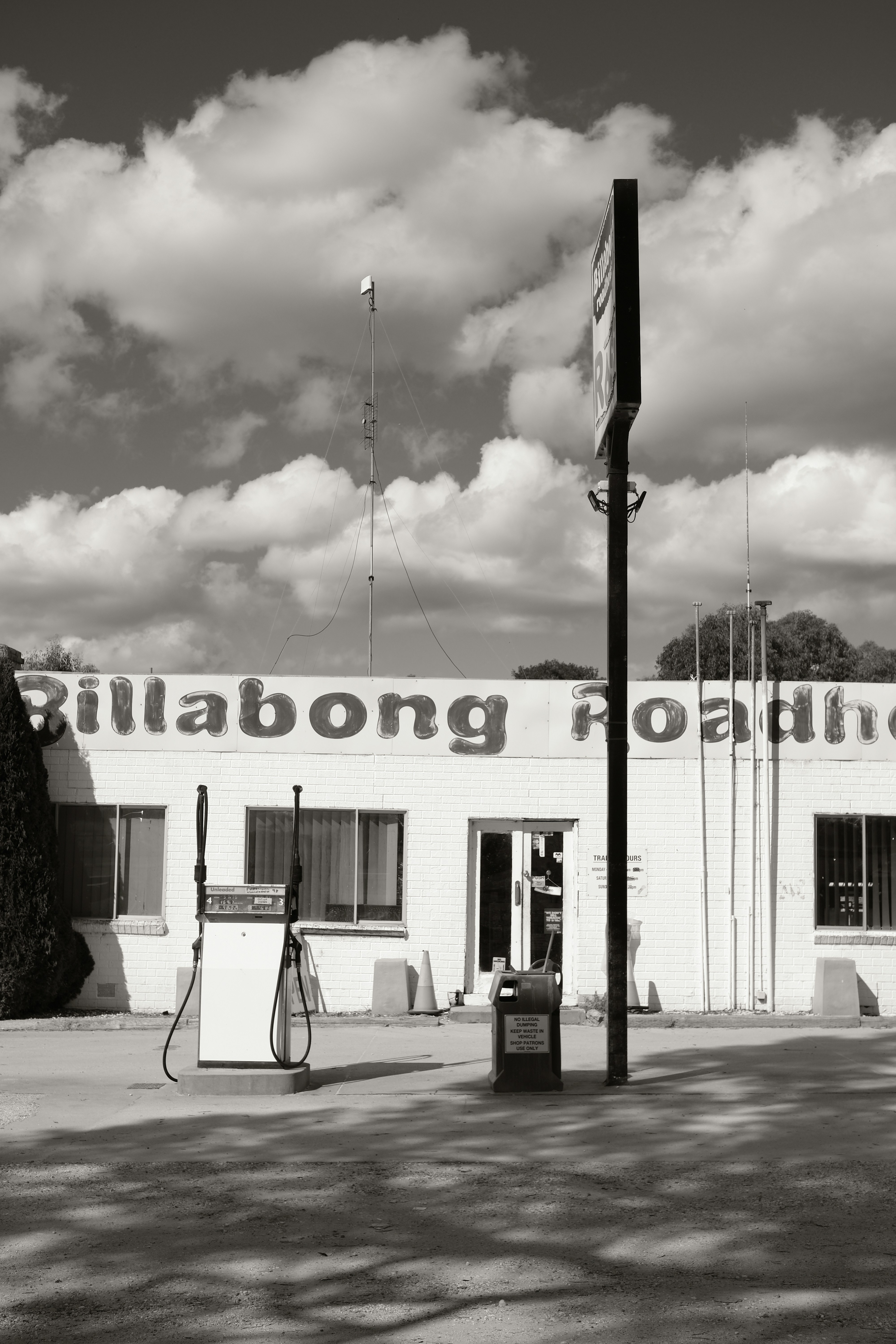 ヴィンテージのガソリンポンプを備えたビラボン・ロードハウス