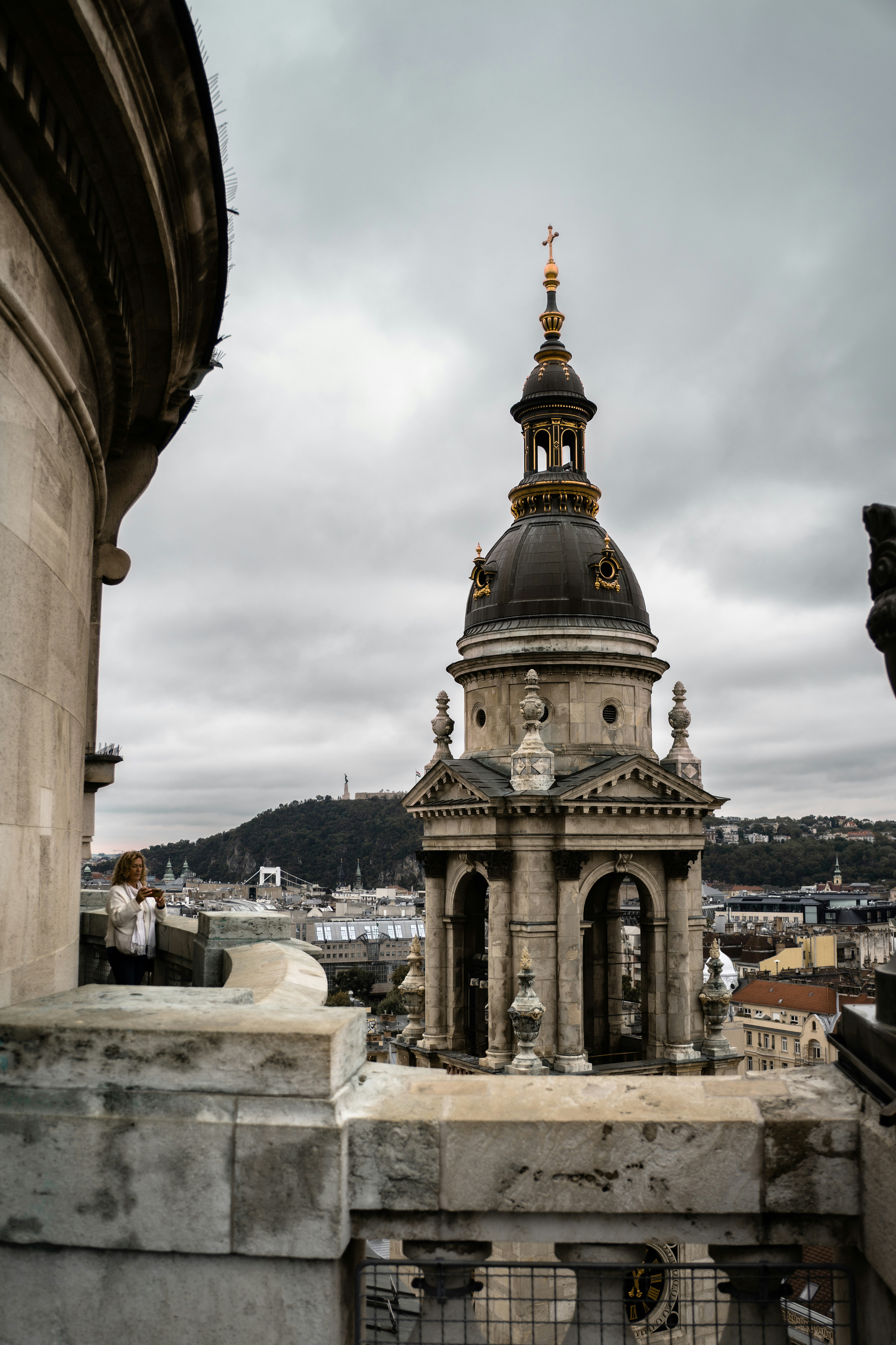 Cupola ornata e architettura contro un cielo nuvoloso