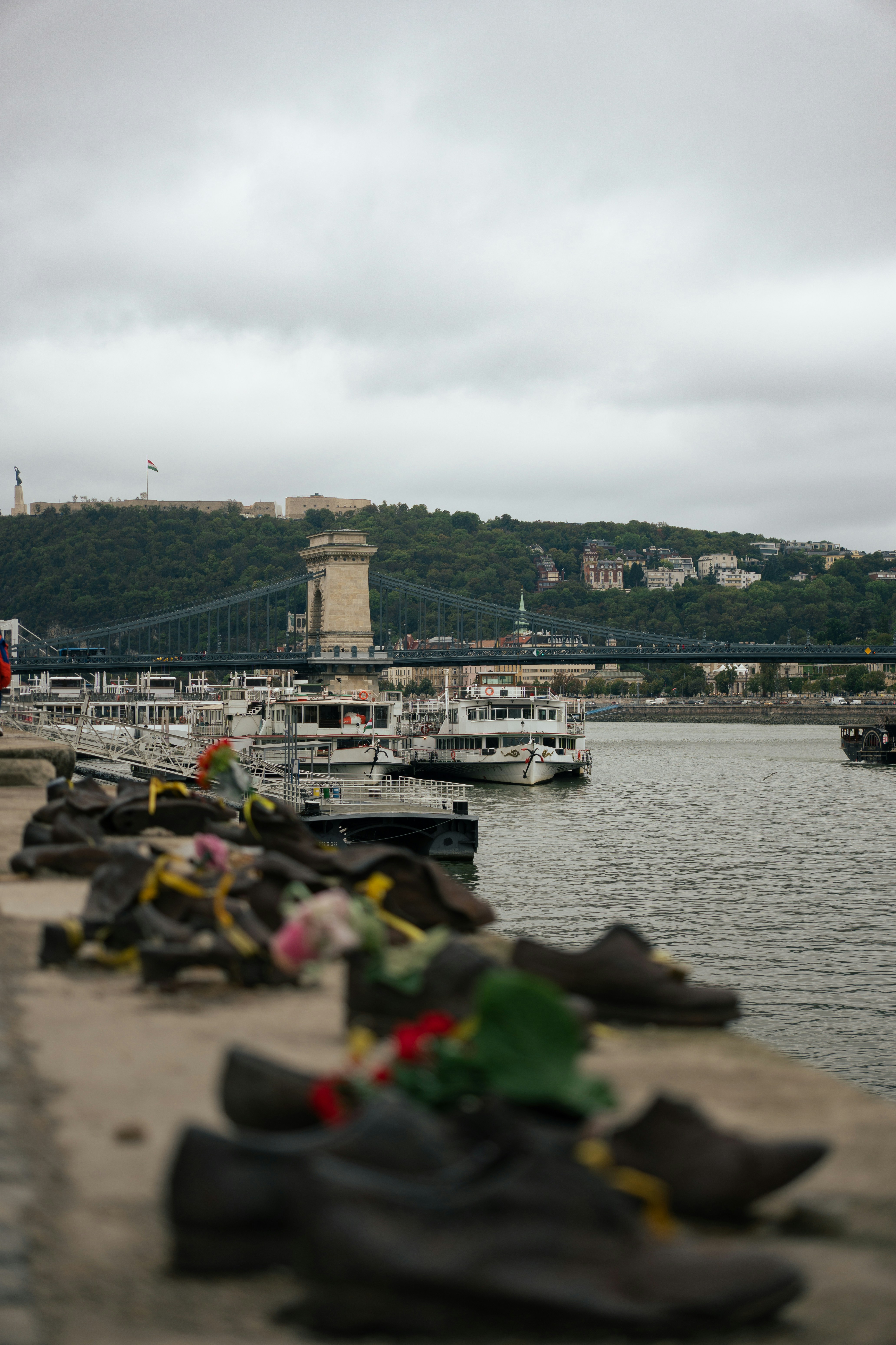 Scarpe sul memoriale della Banca del Danubio a Budapest