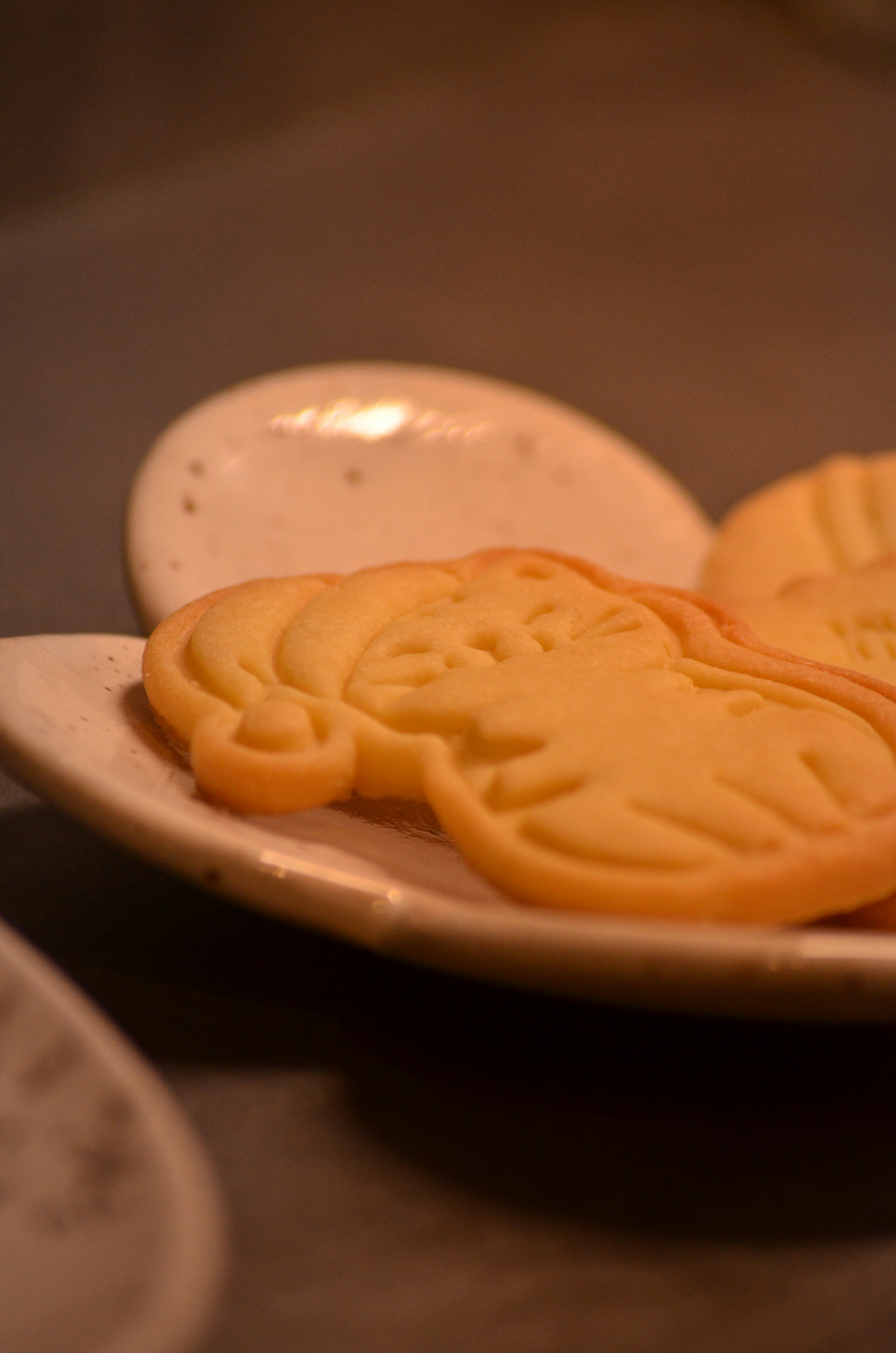 お皿に乗った漫画の形をしたジンジャーブレッドクッキー。