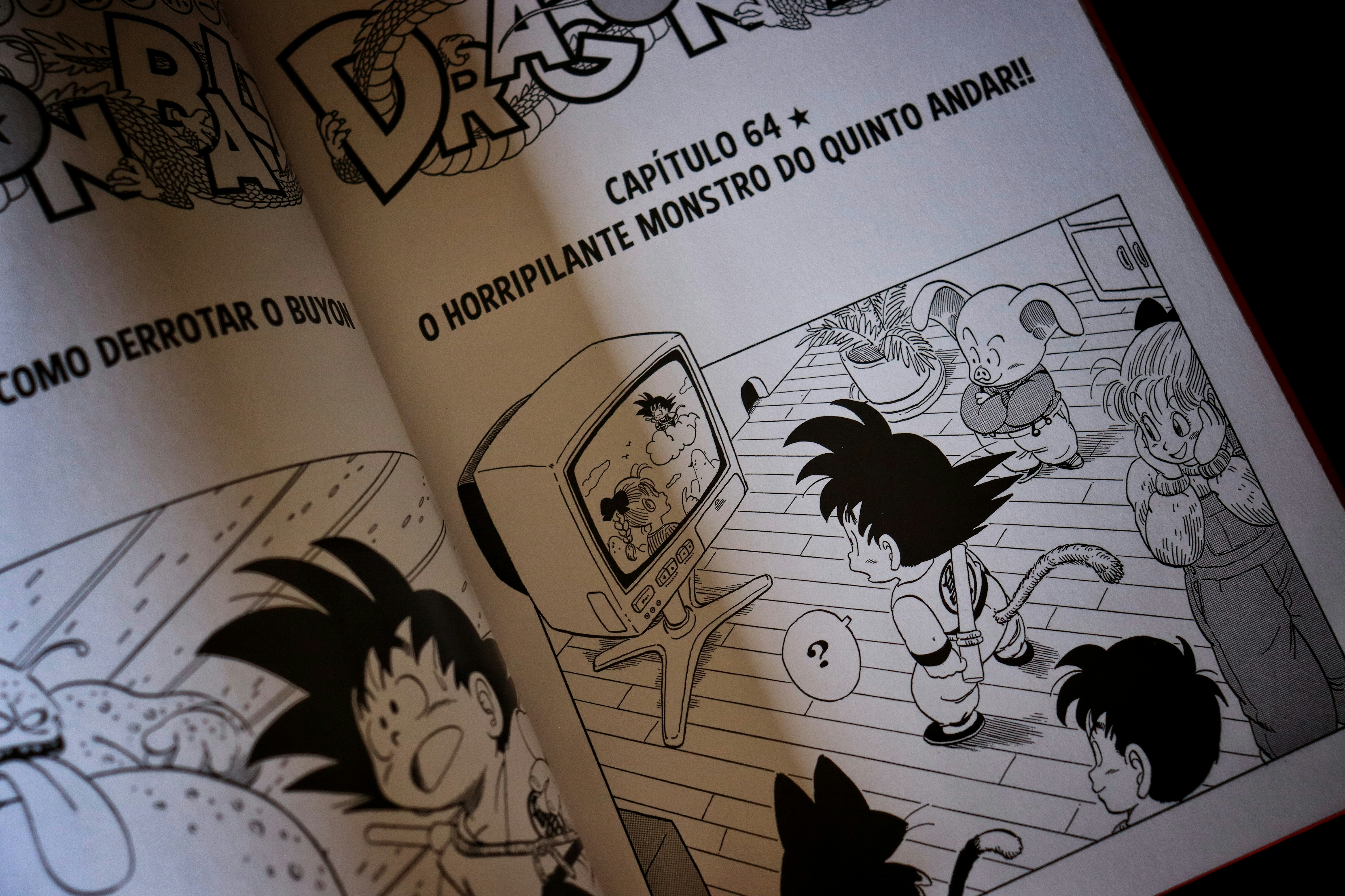 Pages de manga Dragon Ball avec des personnages regardant la télévision