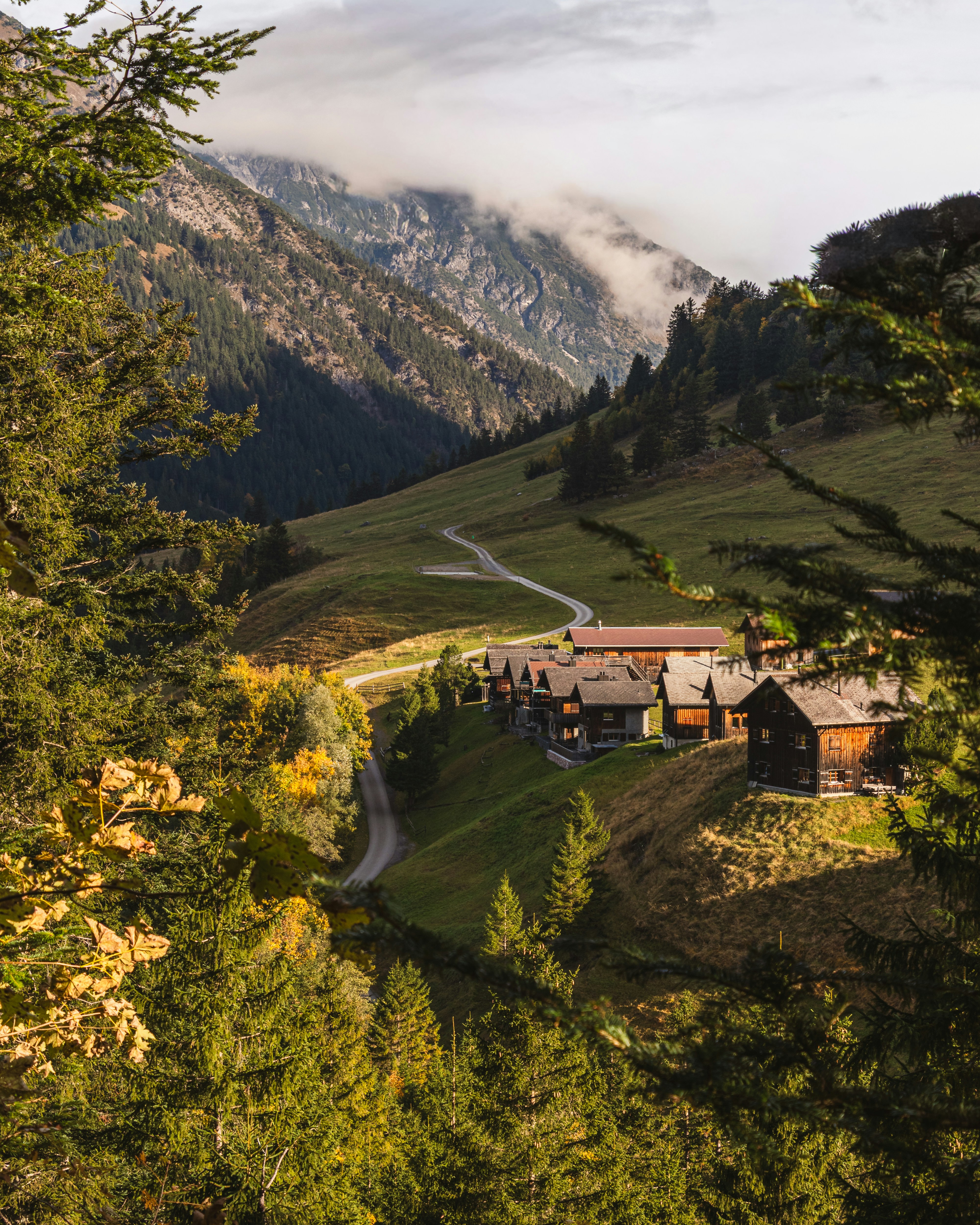 Ein malerisches Bergdorf, eingebettet in einem Tal.