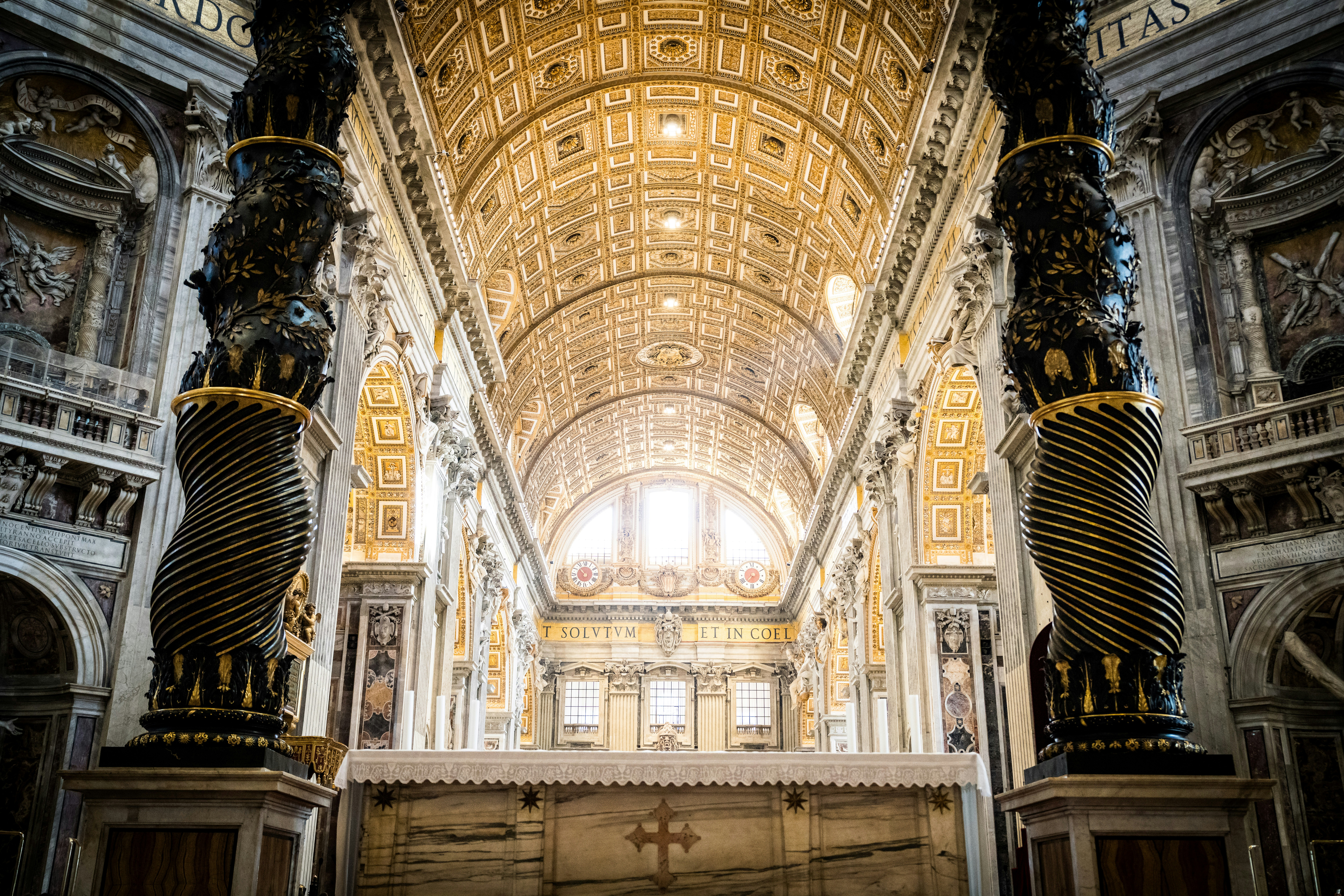 Gran interior de una catedral con columnas ornamentadas