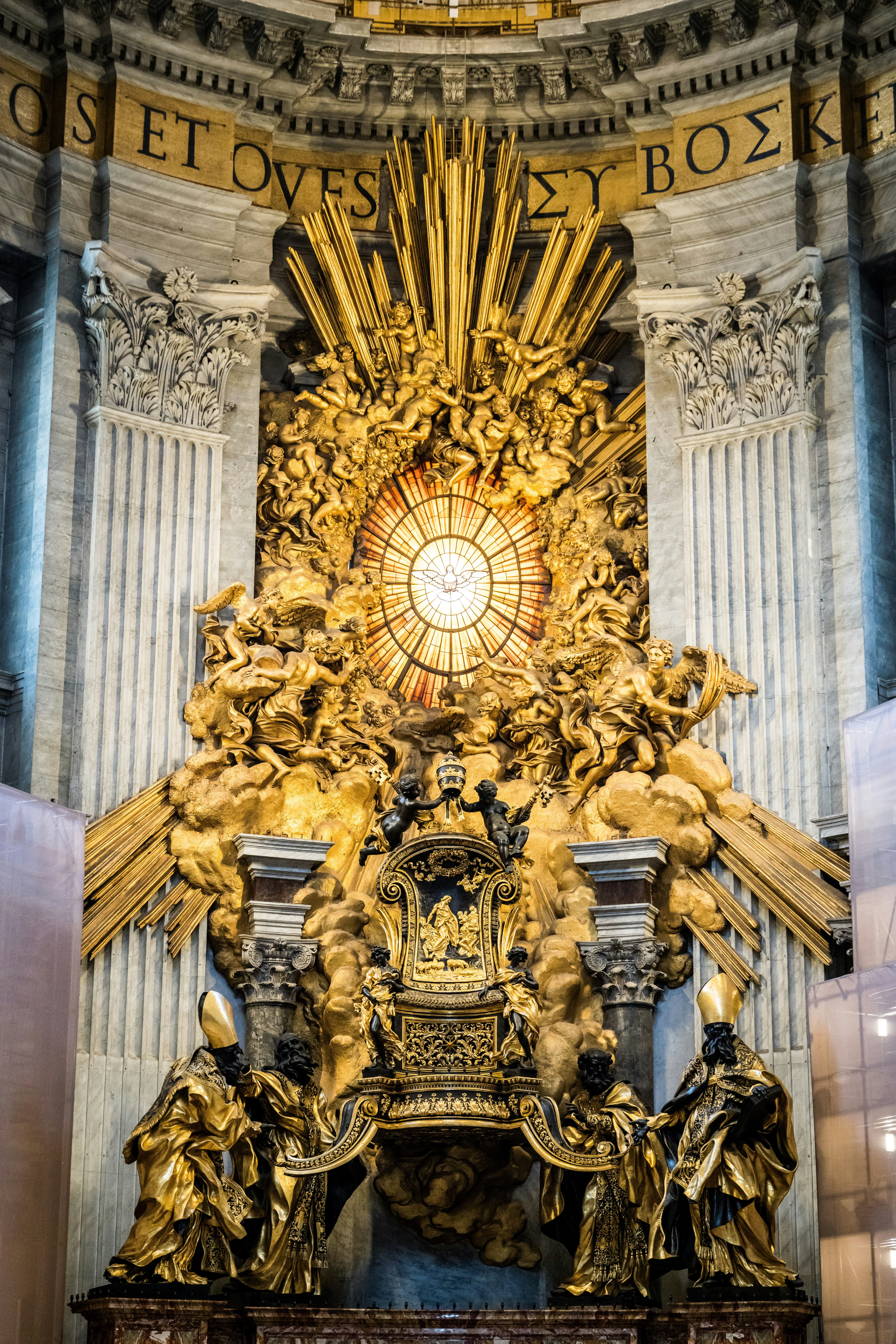 La silla dorada de San Pedro en la Ciudad del Vaticano