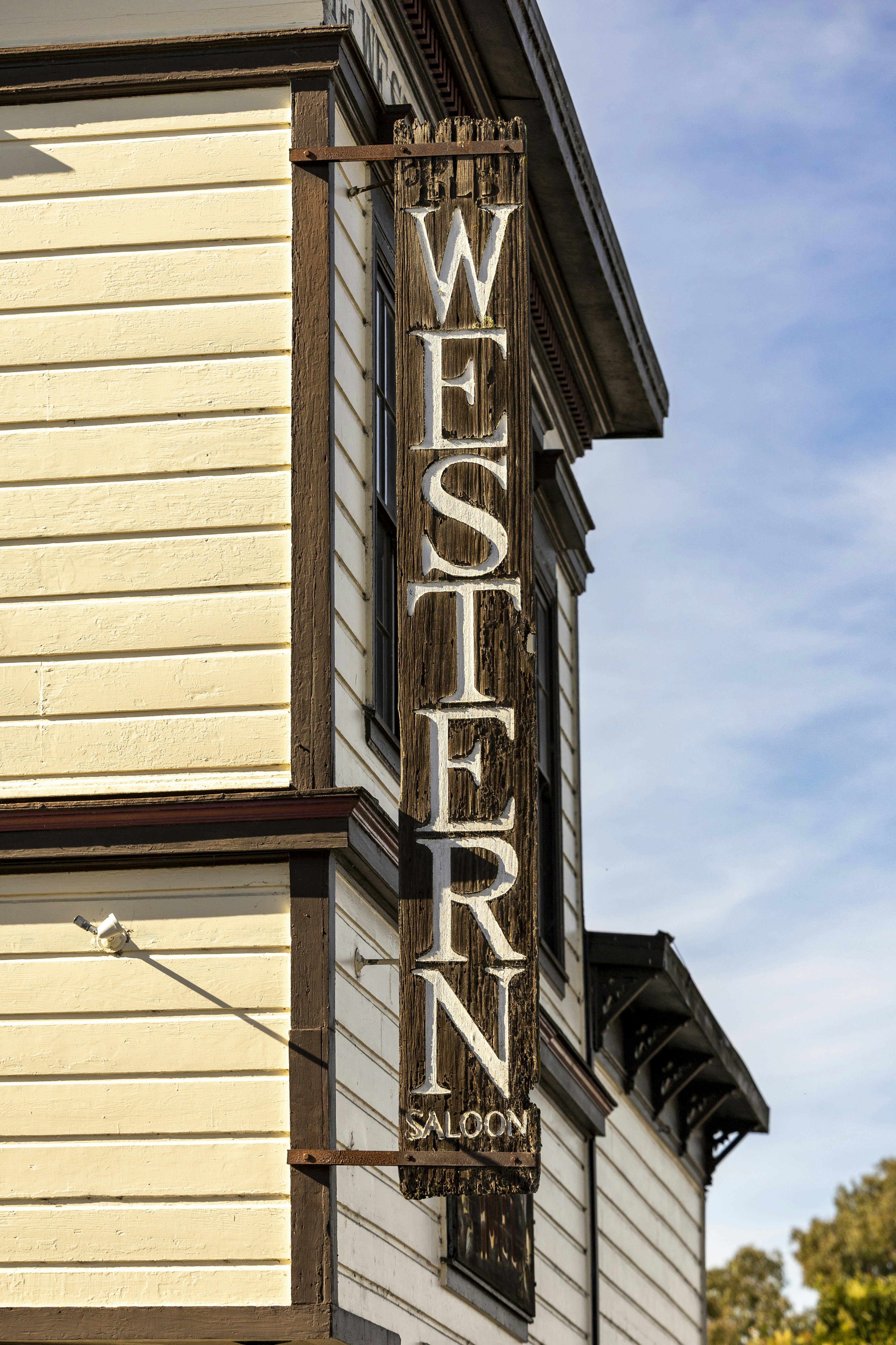 Western-Saloon-Schild auf einem Holzgebäude.