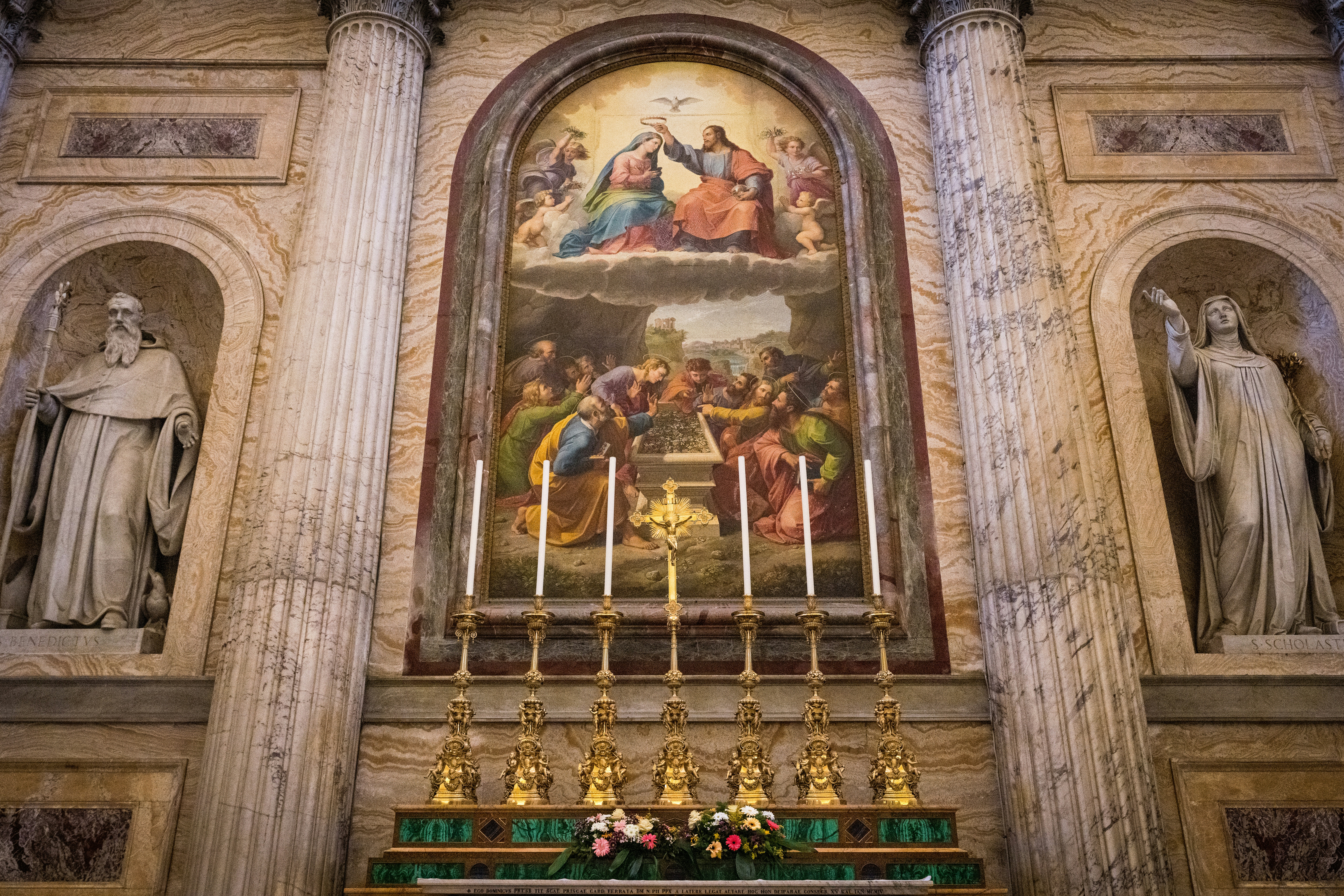 Altar con pintura religiosa y estatuas en la iglesia