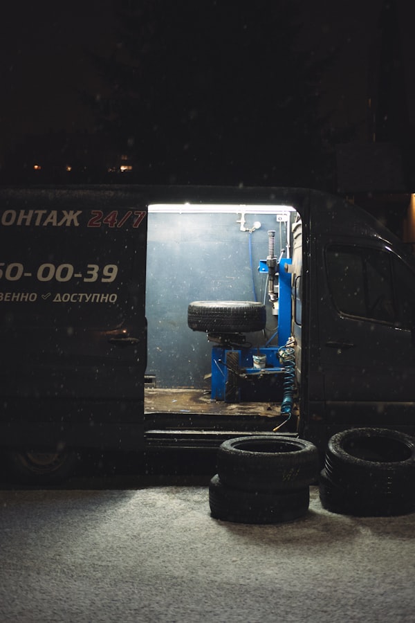 Vehicul de service auto pe timp de seară