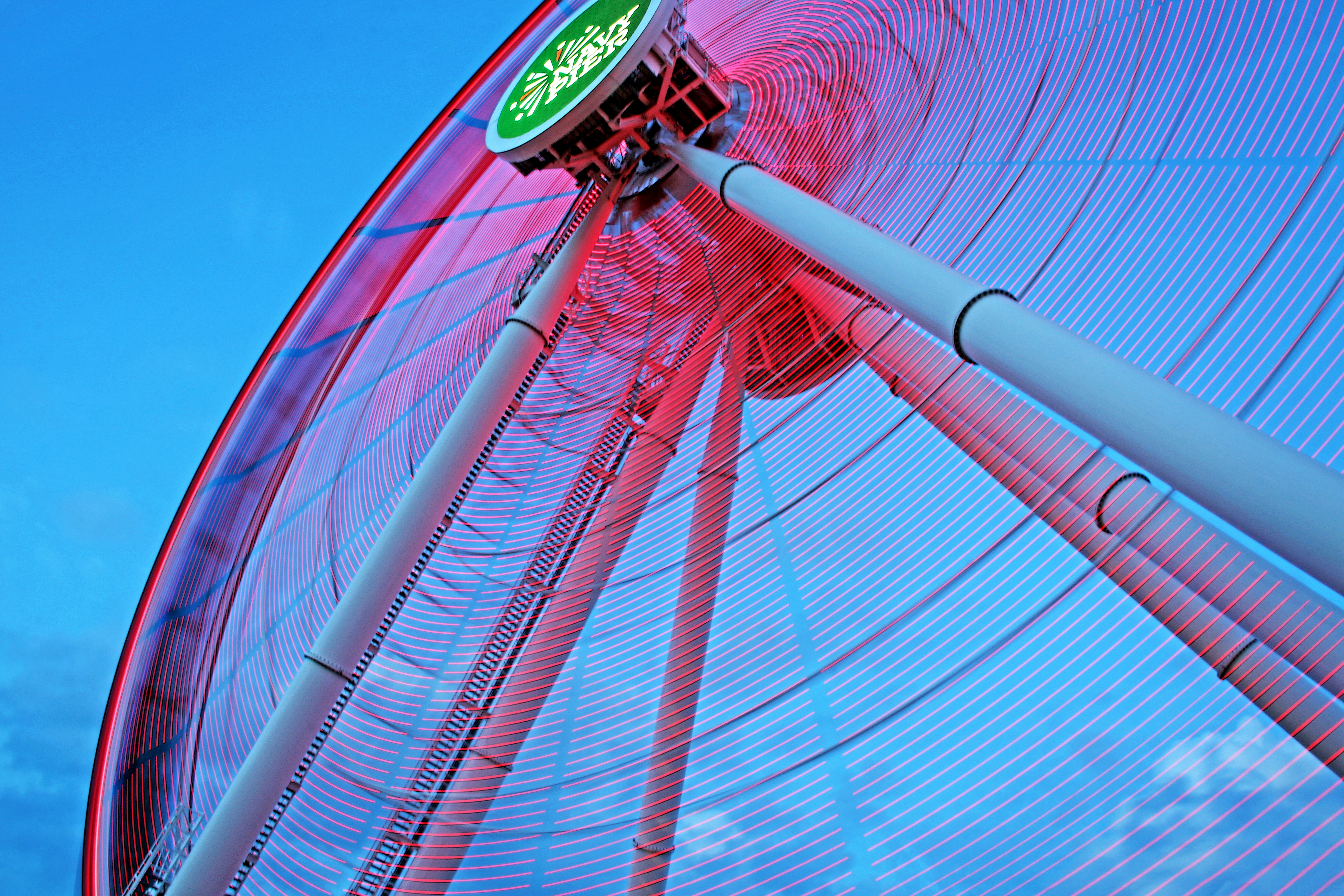 夕暮れ時の赤いライトがある観覧車