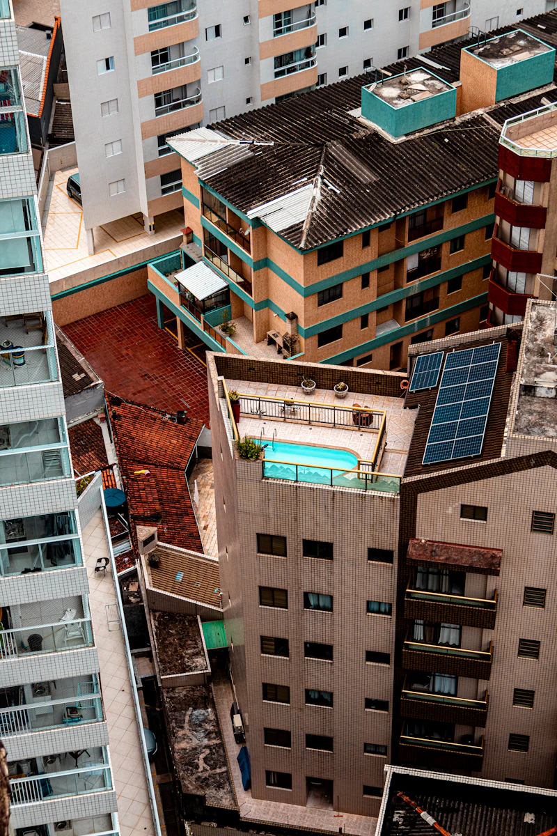 Vista aérea de tejados residenciales con placas solares en Dos Hermanas