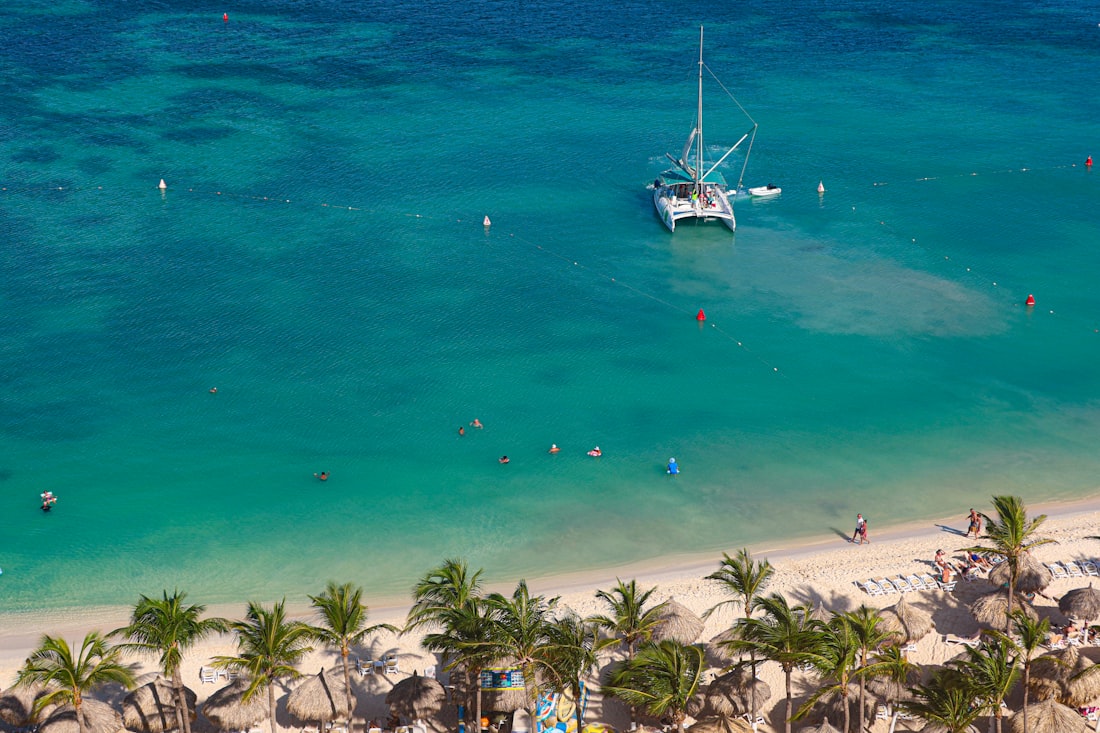 Catamarã navegando pelas águas turquesa em direção à Ilha Saona