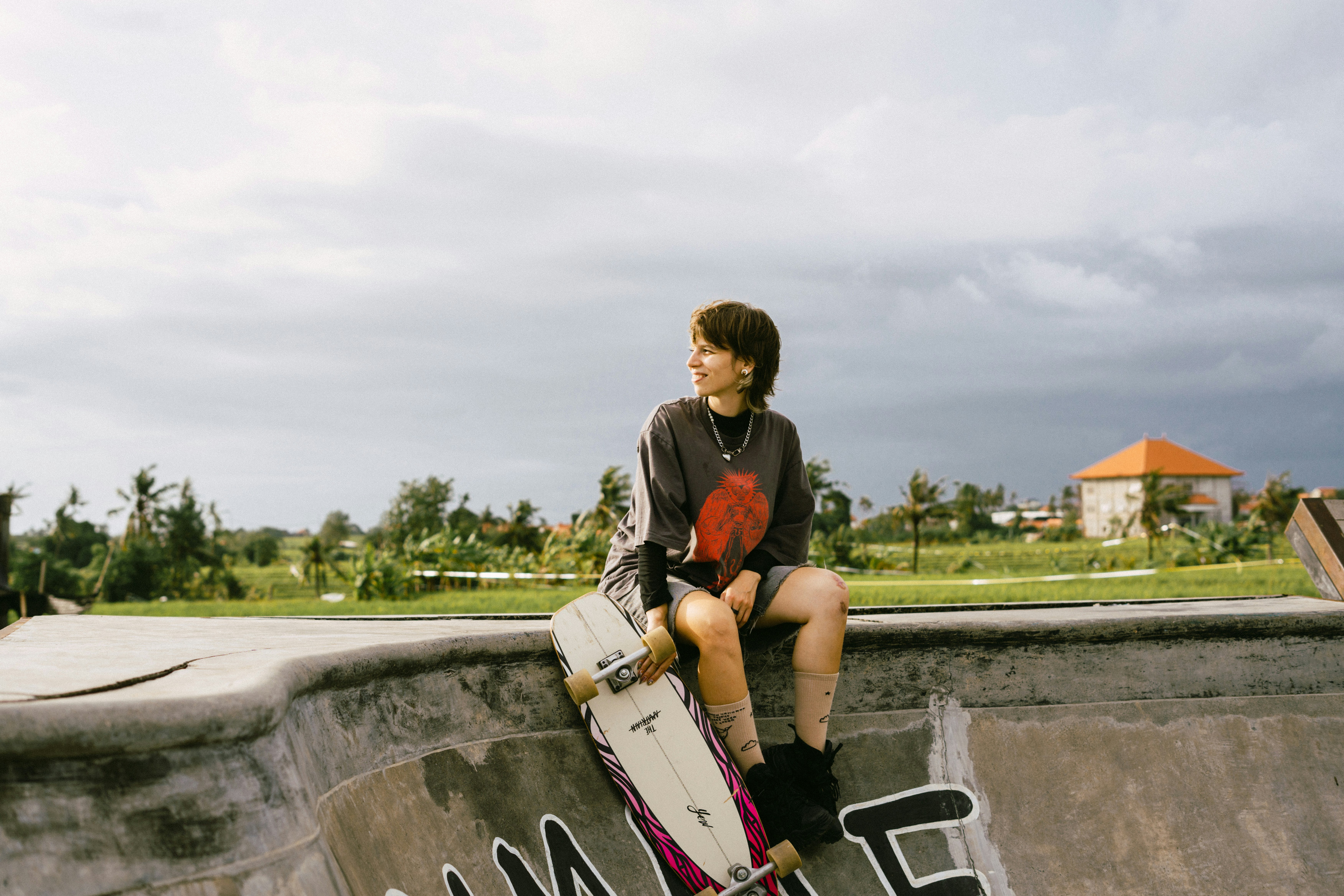 Junge Person mit Skateboard in einem Skatepark