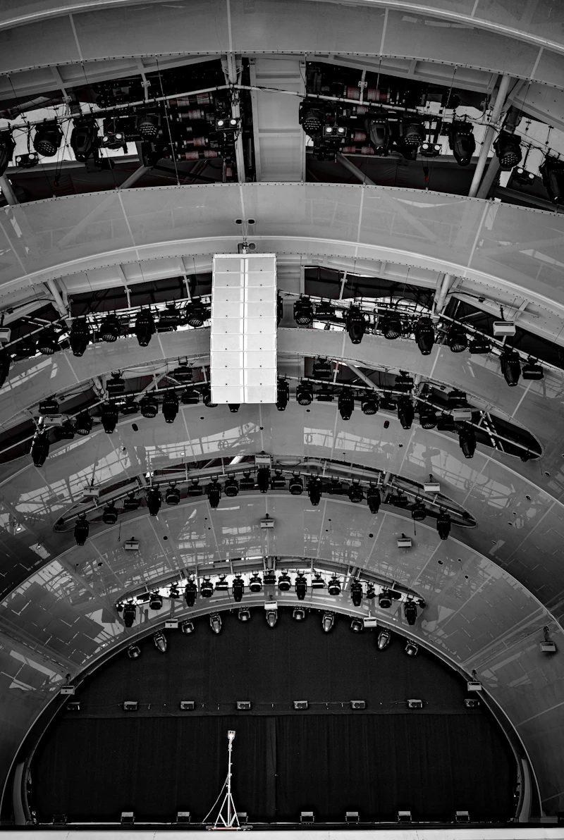 Técnico OnLED trabalhando em painel LED